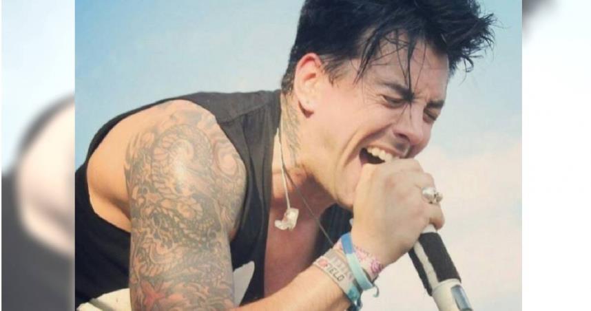 英國搖滾男歌手沃特金斯2013年因性侵兒童和一系列性犯罪行為被判入獄29年，近日爆出他在獄中被2名獄友攻擊，遭持刀殺害，享年48歲。（圖／翻攝自臉書／Ian Watkins ）