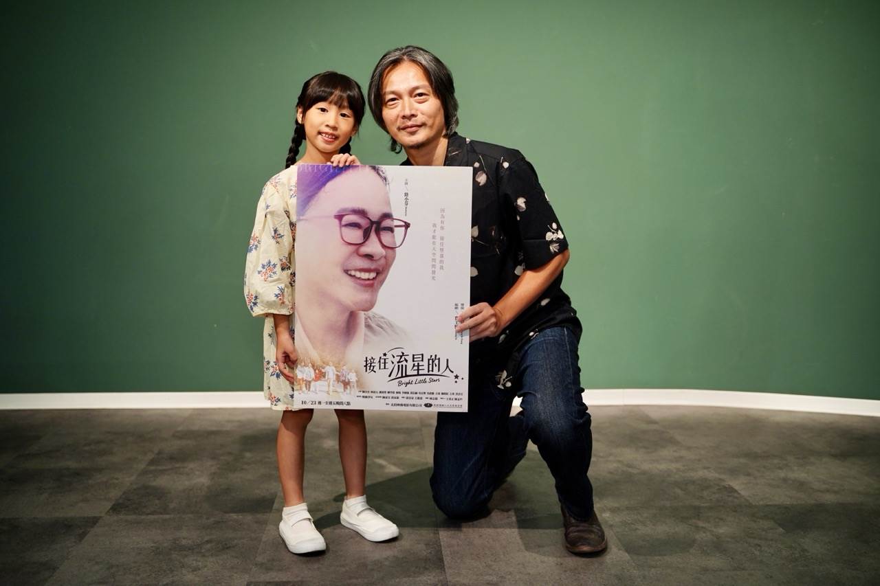 吳昆達在劇中飾演嗜賭如命的父親，左寧飾演女兒「茗儀」。（圖／大愛提供）