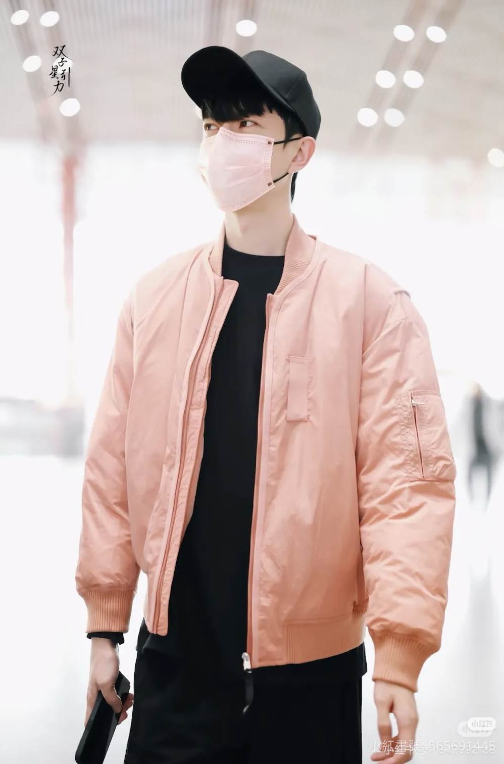 網友比對于朦朧的外套後，發現展品更像是已故男星<a href='https://star.ebc.net.tw/search/tags/喬任梁/' target='_blank'>喬任梁</a>的衣服。（圖／翻攝自Threads）