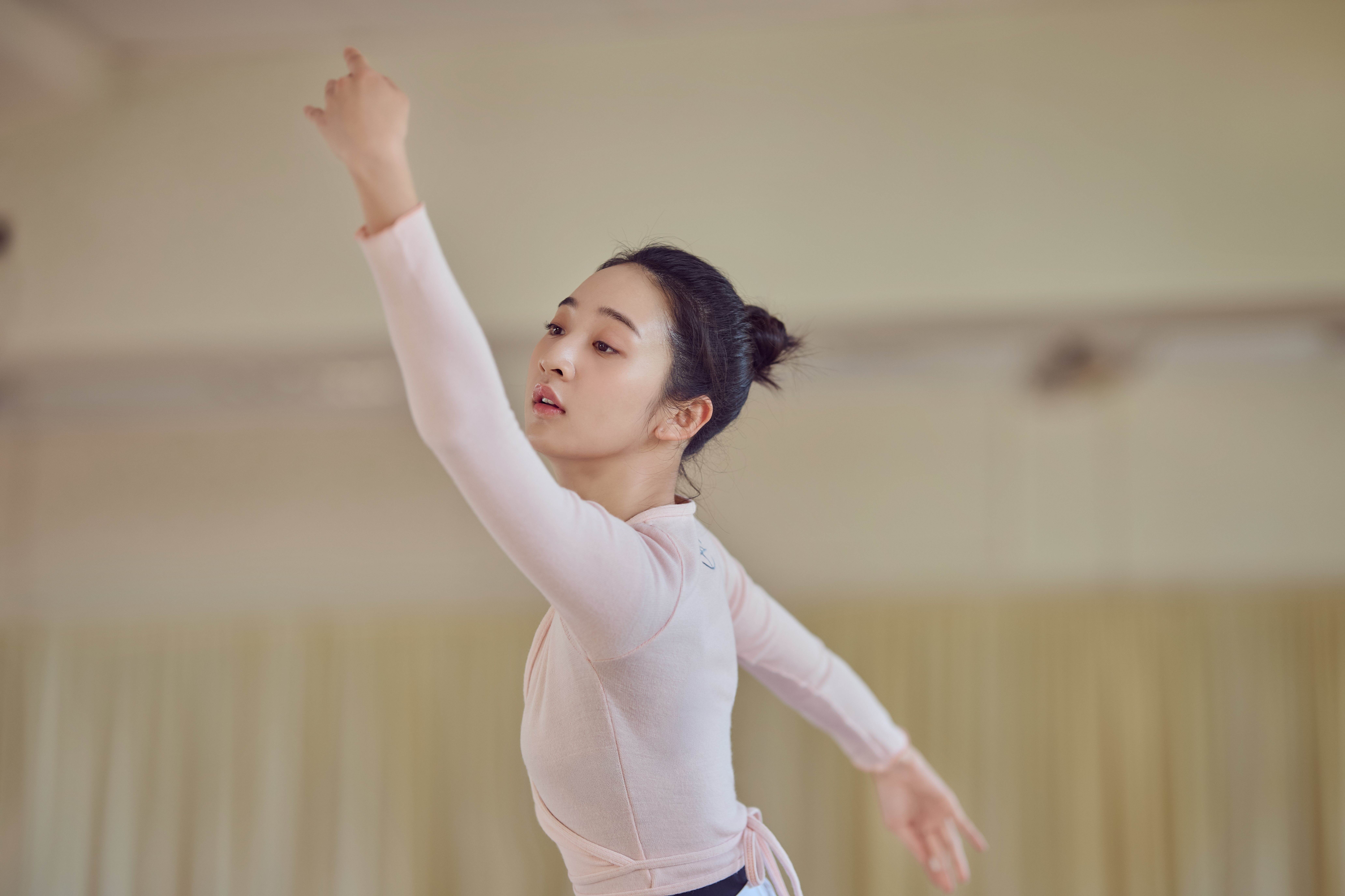 李沐細膩演繹陽光芭蕾少女，回憶起角色忍不住落淚。（圖／Netflix提供）