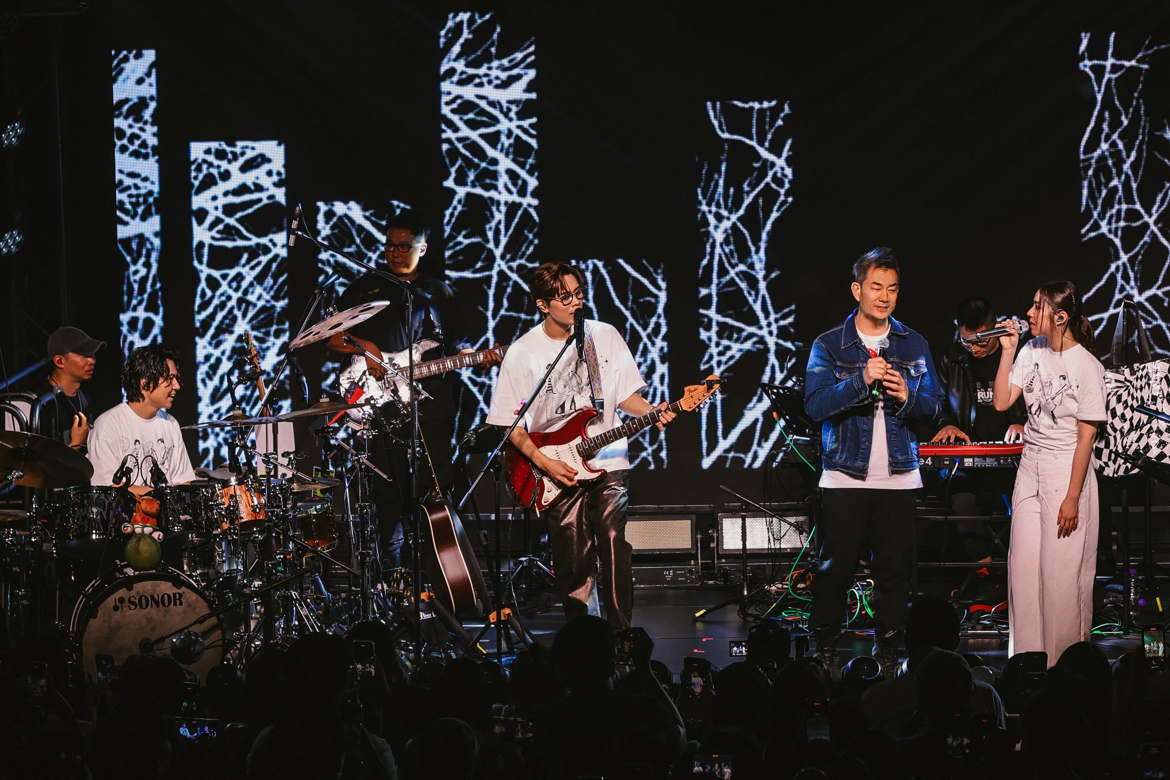 告五人和任賢齊同台合唱〈在這座城市遺失了你〉、〈對摺〉等曲。（圖／相信音樂提供）