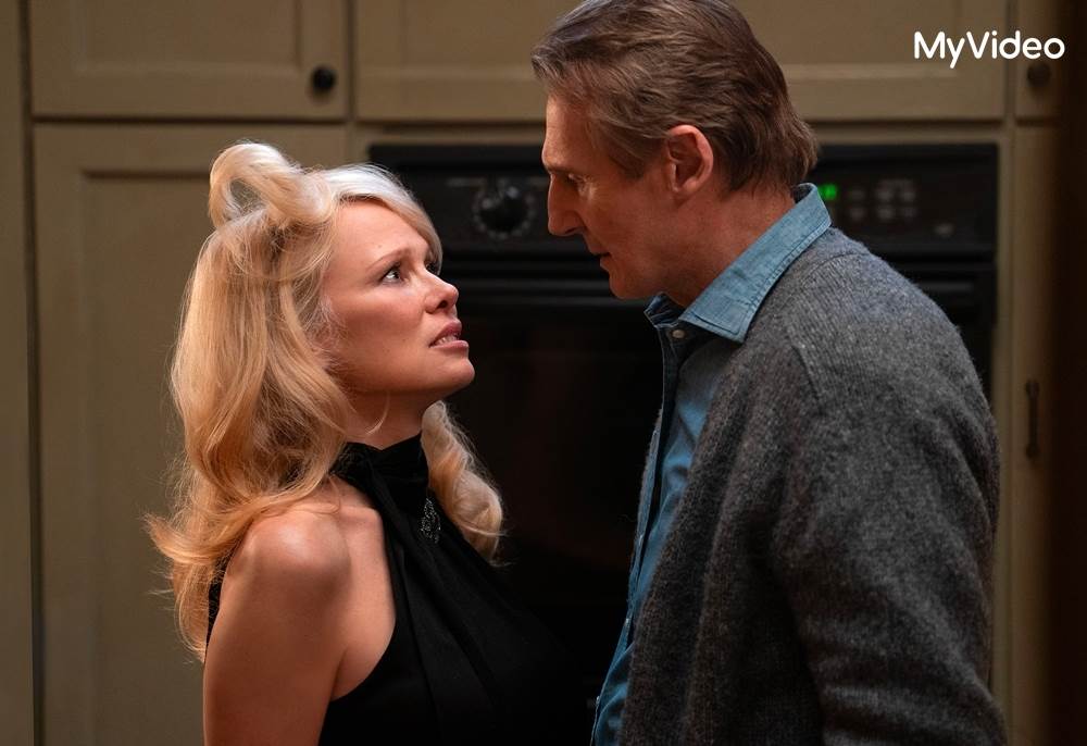 《脫線神探》<a href='https://star.ebc.net.tw/search/tags/連恩尼遜/' target='_blank'>連恩尼遜</a>（右）與潘蜜拉傳假戲真做。（圖／台灣大哥大MyVideo）