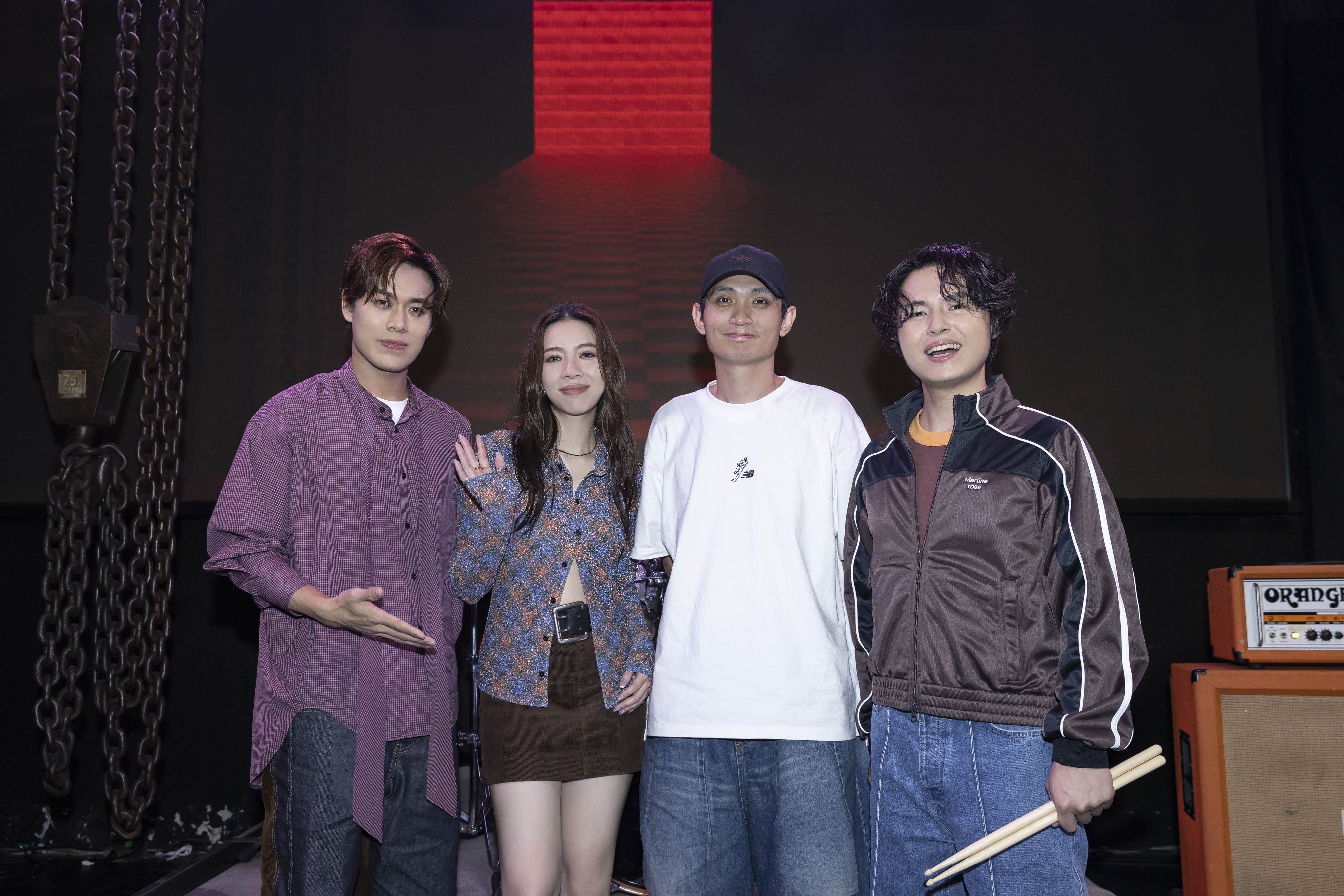 金獎導演殷振豪（右二）三度合作告五人執導〈將錯就對〉MV。（圖／相信音樂提供）