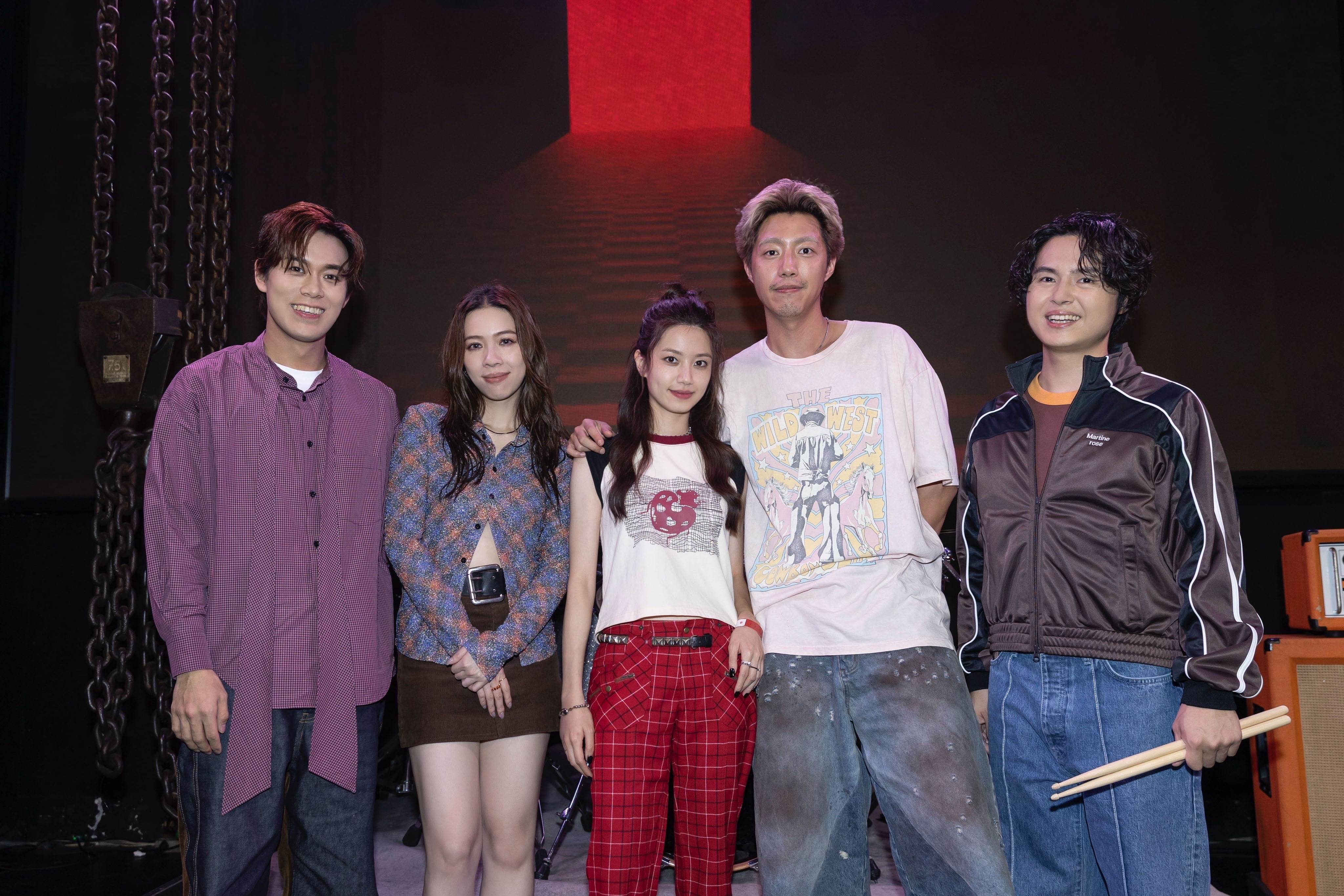 告五人〈將錯就對〉MV打造世界末日版愛情悲歌，力邀蔡凡熙（右二）、陳沛辰（右三）浪漫逃亡。（圖／相信音樂提供）