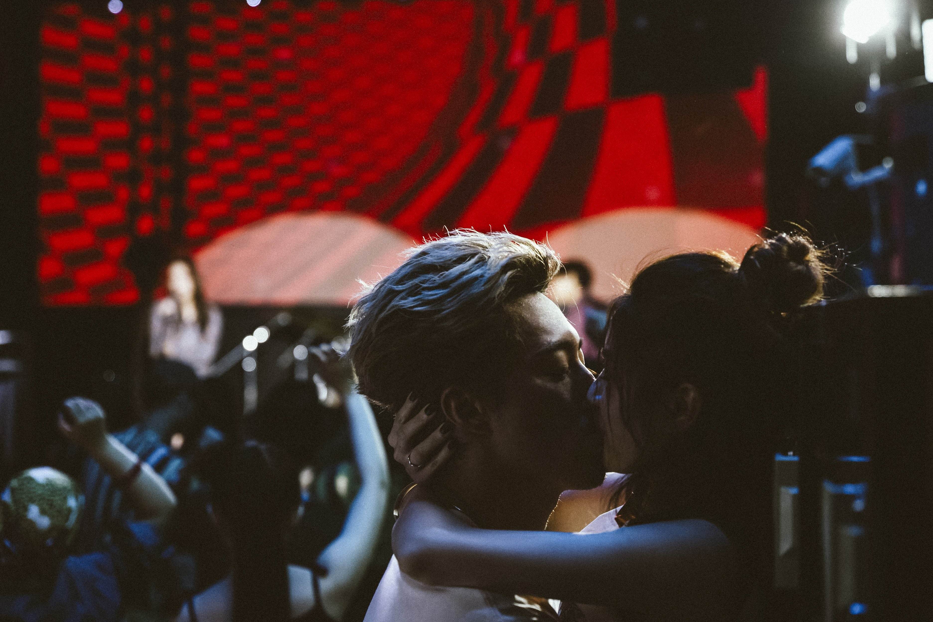 〈將錯就對〉MV裡蔡凡熙、陳沛辰深情擁吻的畫面，讓雲安自爆忍不住露出姨母笑。（圖／相信音樂提供）