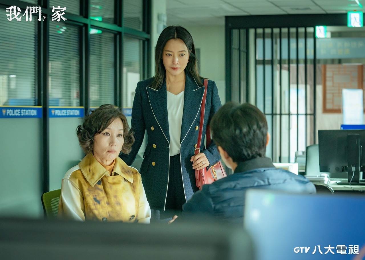 韓劇《我們，家》李慧英（圖左）與金喜善（圖中）婆媳聯手找真相。（圖／八大電視提供）