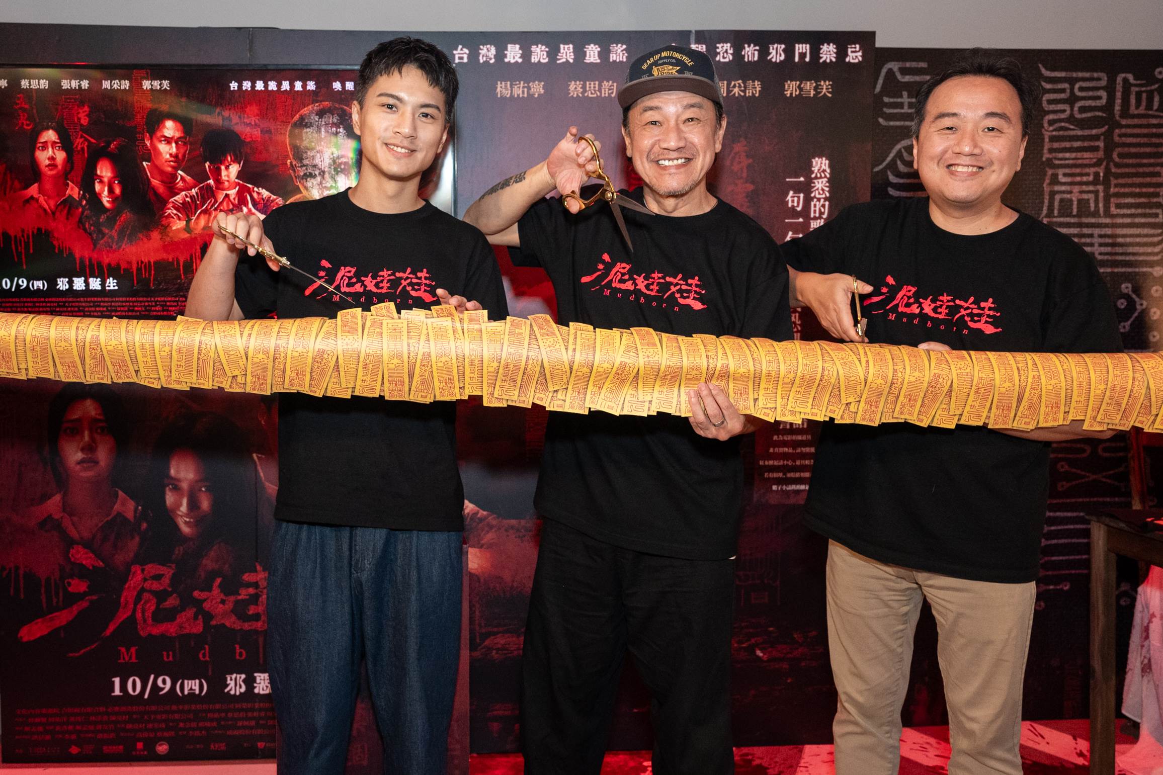 《泥娃娃》票房創佳績，西門威秀影城打造主題場景，監製陳亮材、演員陳為民及李冠毅剪綵揭幕。（圖／天予電影）