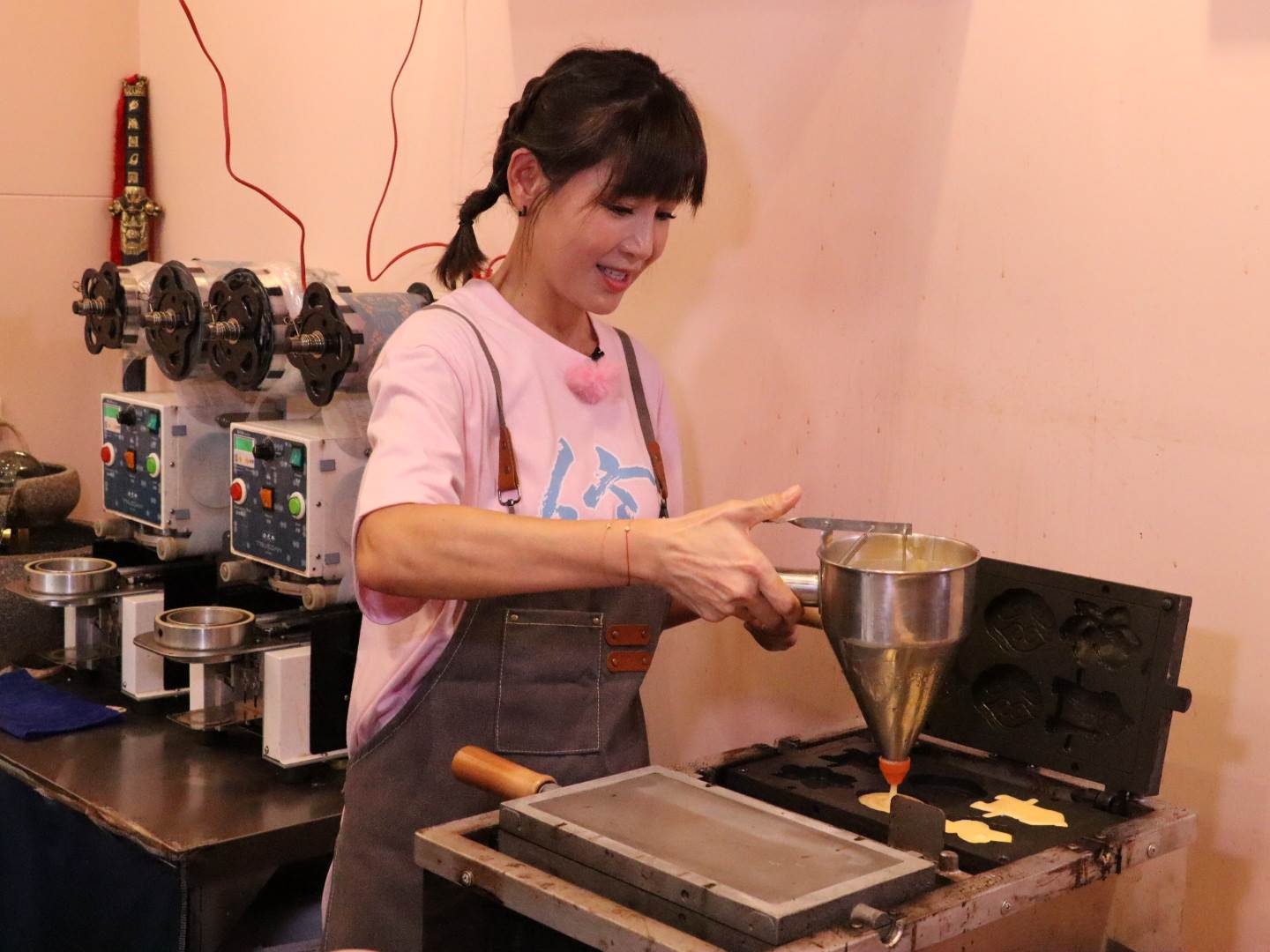 鄭仲茵首次接下主持棒，盼自己能夠有好的表現。（圖／東森超視）