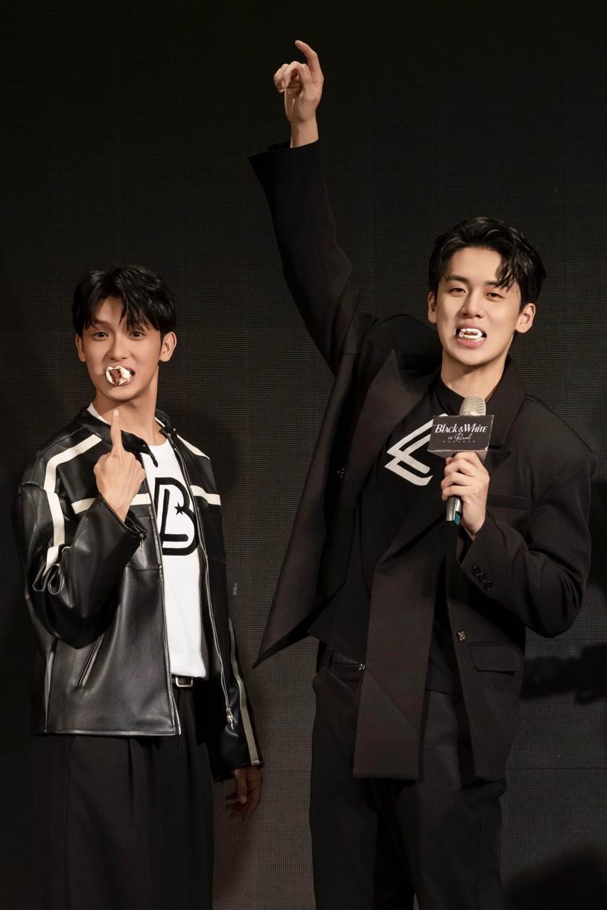 《黑白原來是真的》葛兆恩（右）與紀成澔甜蜜上演「棉花糖餵食秀」，自然曖昧的互動讓粉絲為之瘋狂。（圖／結果娛樂提供）