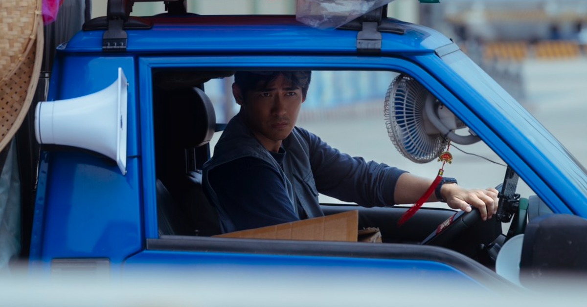 周渝民在《我們的藍調時光》中是行動雜貨車老闆，開著車四處叫賣。（圖/米神國際提供）