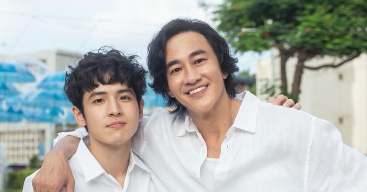 何潤東(右)知道張豐豪去當鏟子超人很感動。（圖/三匠影視提供）