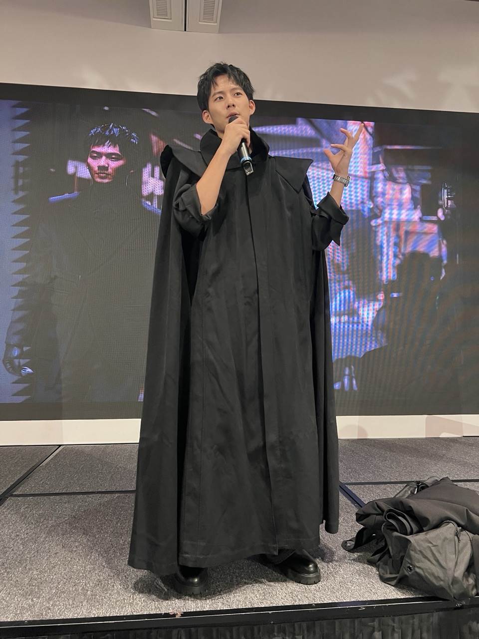 吳念軒在殺青酒上獲贈戲服。（圖/三匠影視提供）