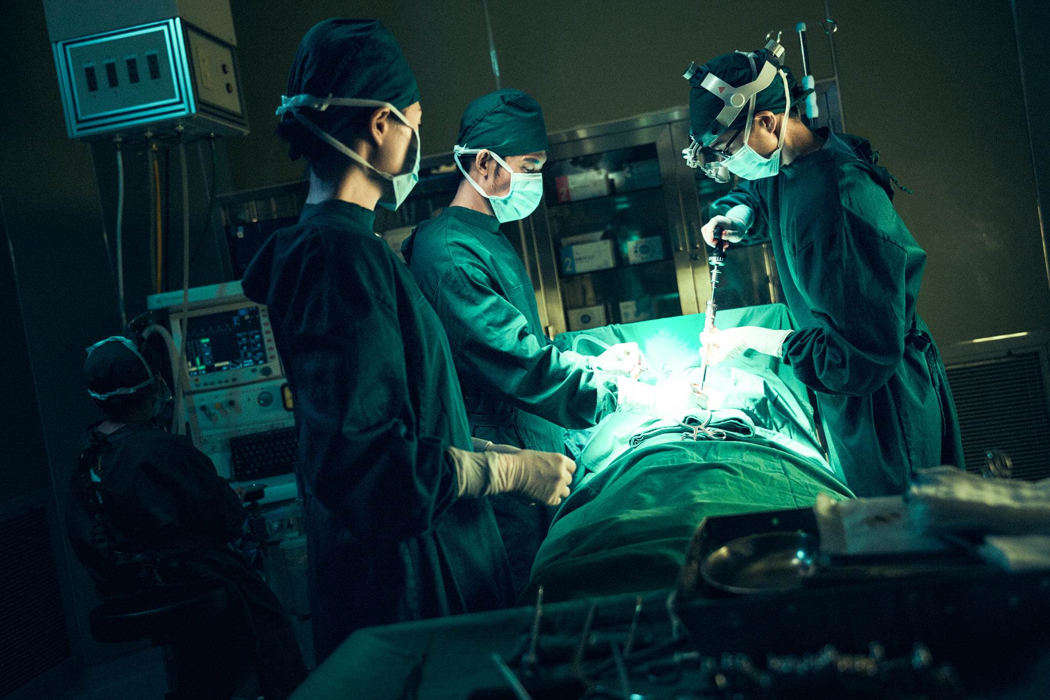 澳洲觀眾讚賞《The Outlaw Doctor 化外之醫》的手術場面刻畫真實細膩，令人驚艷。（圖／台灣公共電視、中華電信、瀚草文創提供）