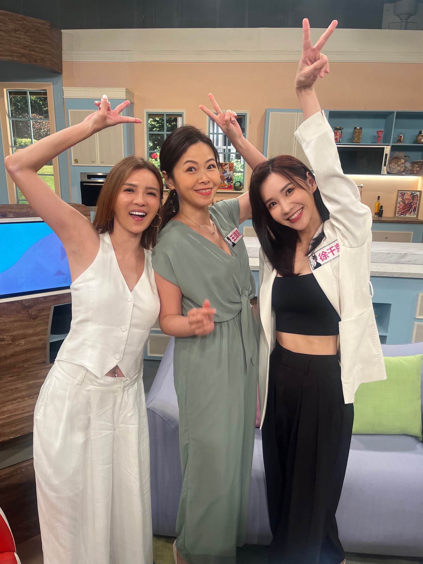 胡嘉愛(左起)、王瑋瑜、徐千京3位女星難得同台。（圖／民視提供）