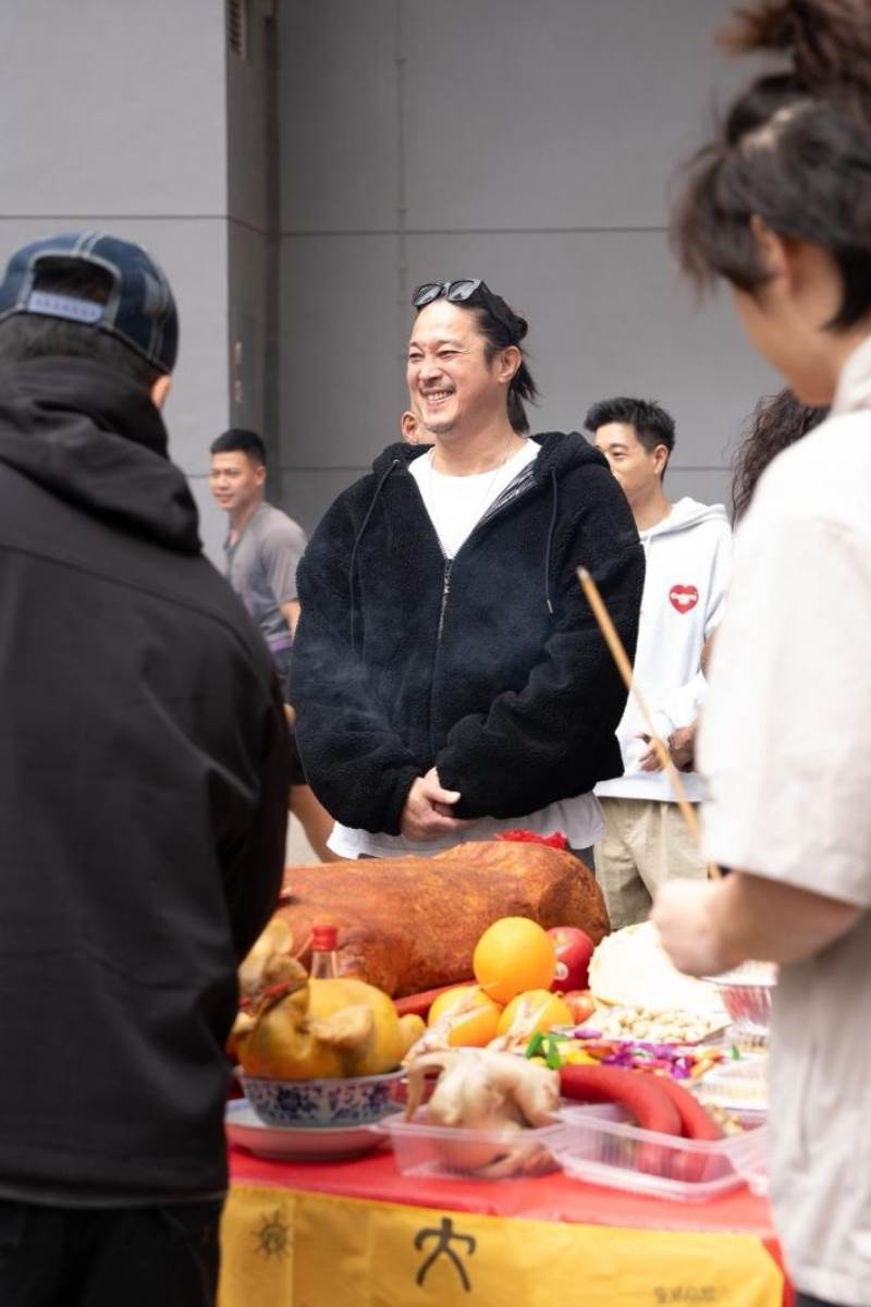 康復後的監製陳子聰出席《拾荒法師2》開鏡儀式精神奕奕。（圖／852Films提供）