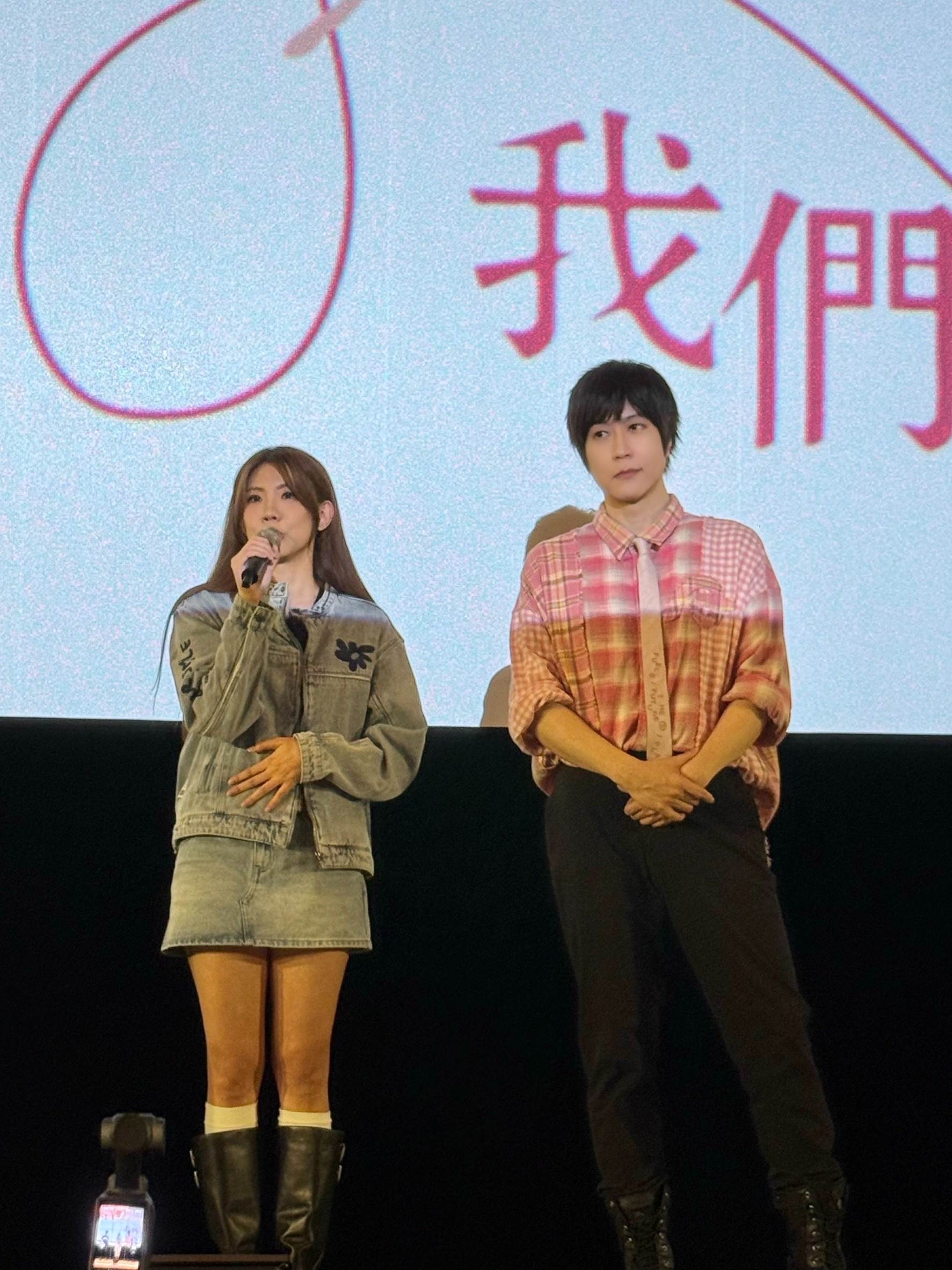 阿信與創作歌手小V一起合唱電影歌曲。（圖／壹壹喜喜電影）