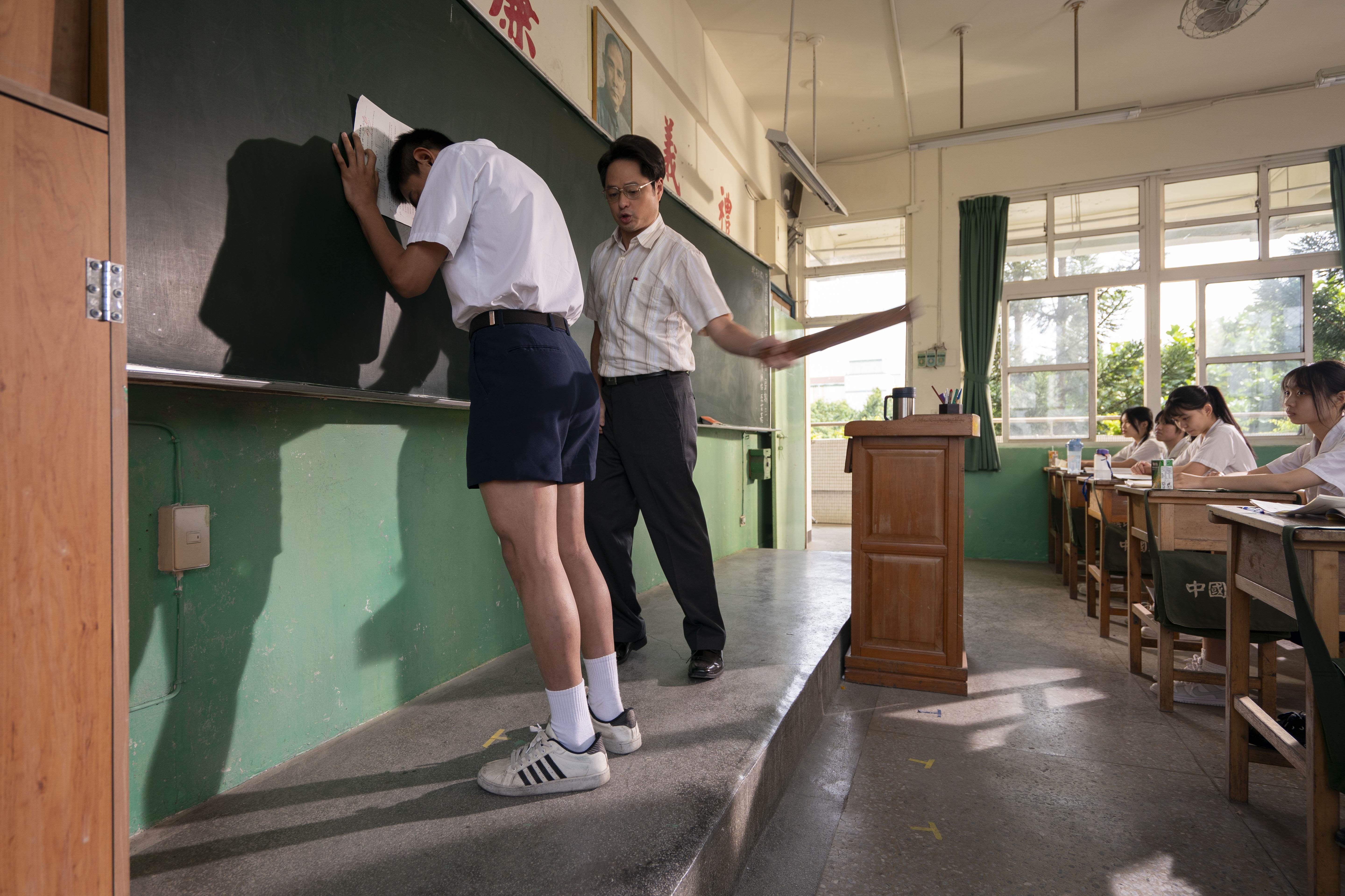 陳玄力遭演老師的鄭有傑「體罰」狂打屁股。（圖／百景映畫）
