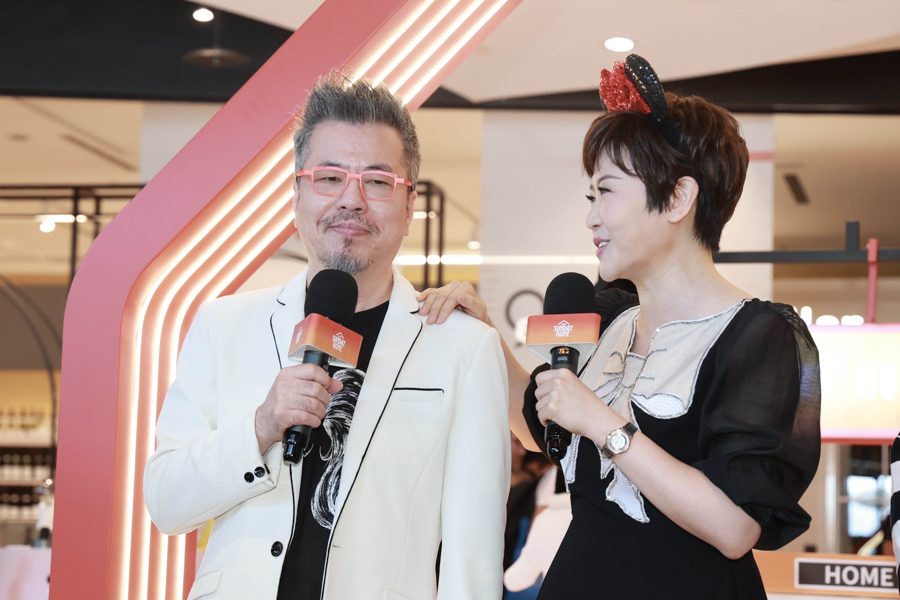 黃國倫無奈透露與寇乃馨的主臥房是粉紅色的。（圖／記者沈芳宇攝）