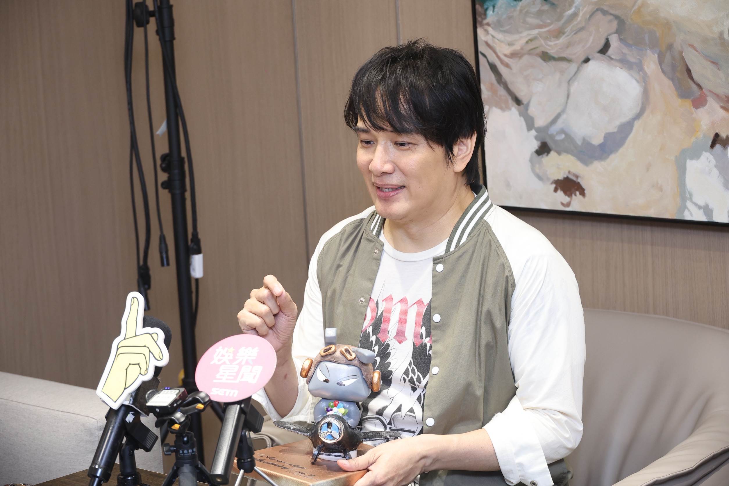 張洛君擔任萬海航運慈善基金會「讓愛閃耀」公益畫展策展人。（圖／東森娛樂）