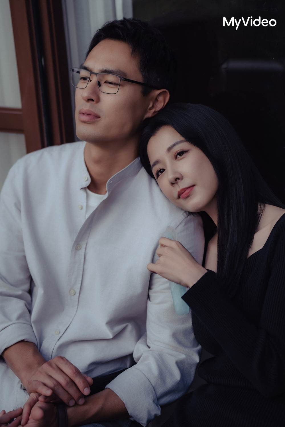 《人浮於愛》楊祐寧（左）受不了邵雨薇（右）誘惑而出軌。（圖／公共電視、台灣大哥大MyVideo提供）