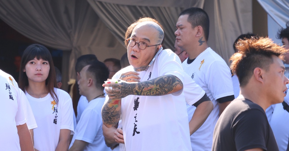 鋼鐵爸負責操辦顏正國告別式。（圖／東森娛樂）