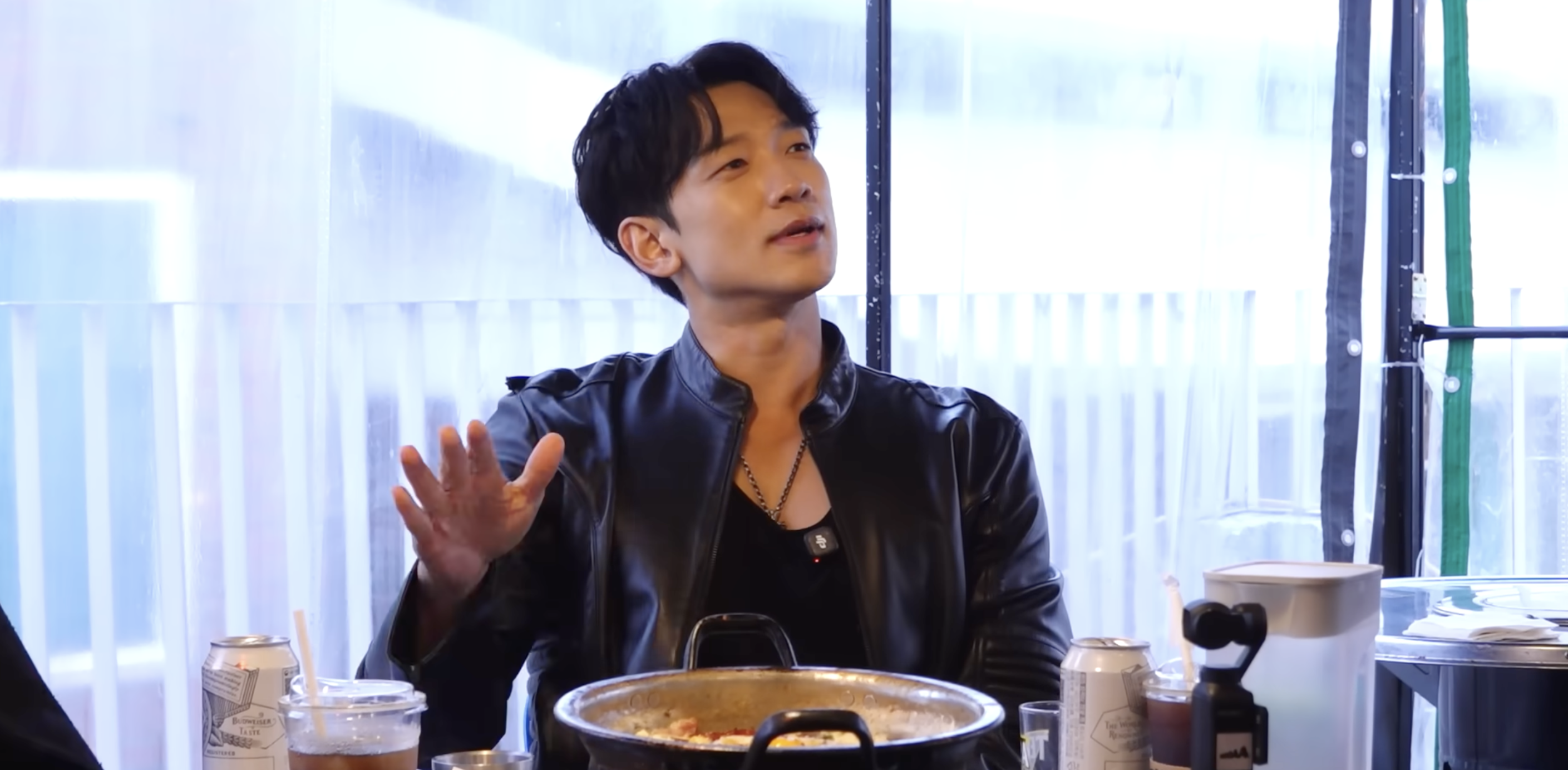 Rain被網友誇讚很有邊界感。（圖／翻攝自YouTube @시즌비시즌 Season B Season）