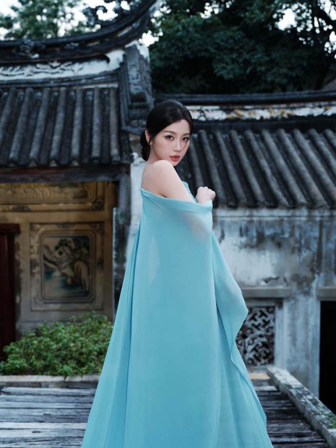 虞書欣身穿藍色禮服在泰國出席活動，完全無視泰國<a href='https://star.ebc.net.tw/search/tags/國喪/' target='_blank'>國喪</a>惹議。（圖／翻攝自虞書欣工作室微博）