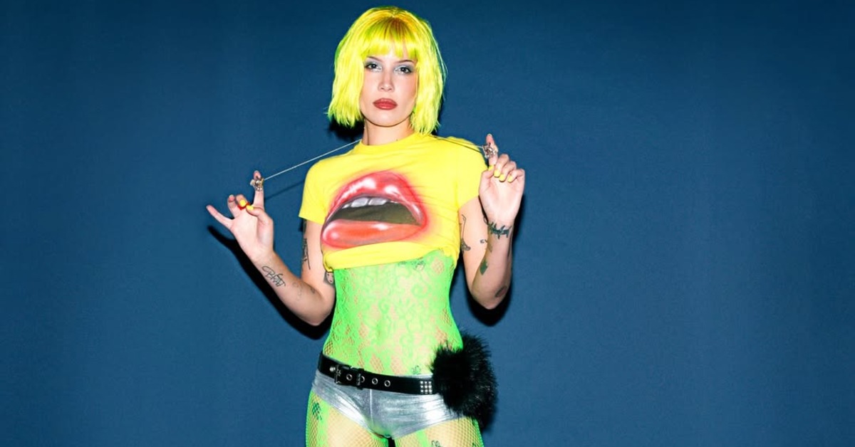 美國知名歌手Halsey於巡演現場遭粉絲伸出「鹹豬手」騷擾。（圖／翻攝自IG iamhalsey）