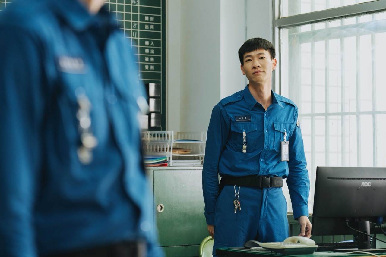 李國強在影集《監所男子囚生記》中化身懶散卻可愛的獄警。(圖／愛奇藝國際版、壹壹影業提供)