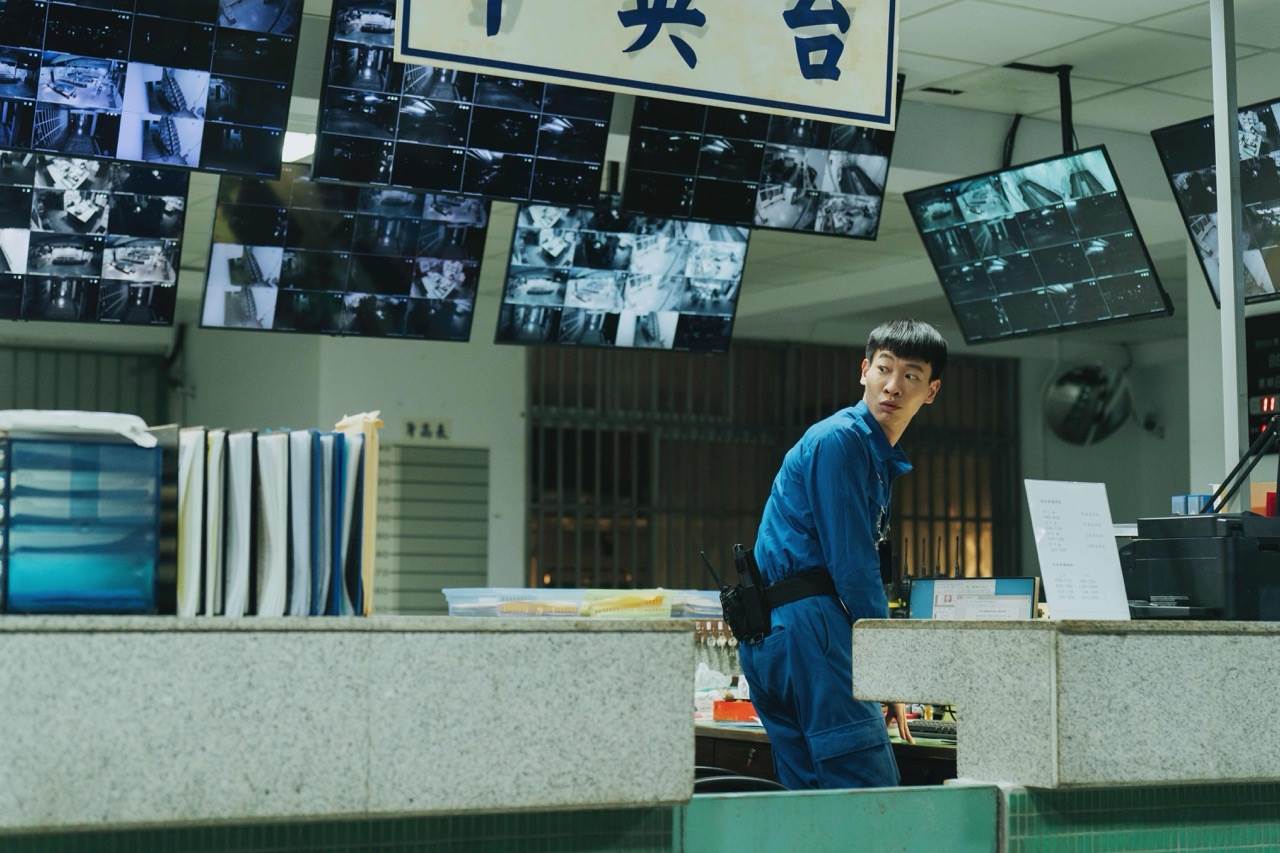 李國強在影集《監所男子囚生記》中展現喜感與反差魅力。(圖／愛奇藝國際版、壹壹影業提供)