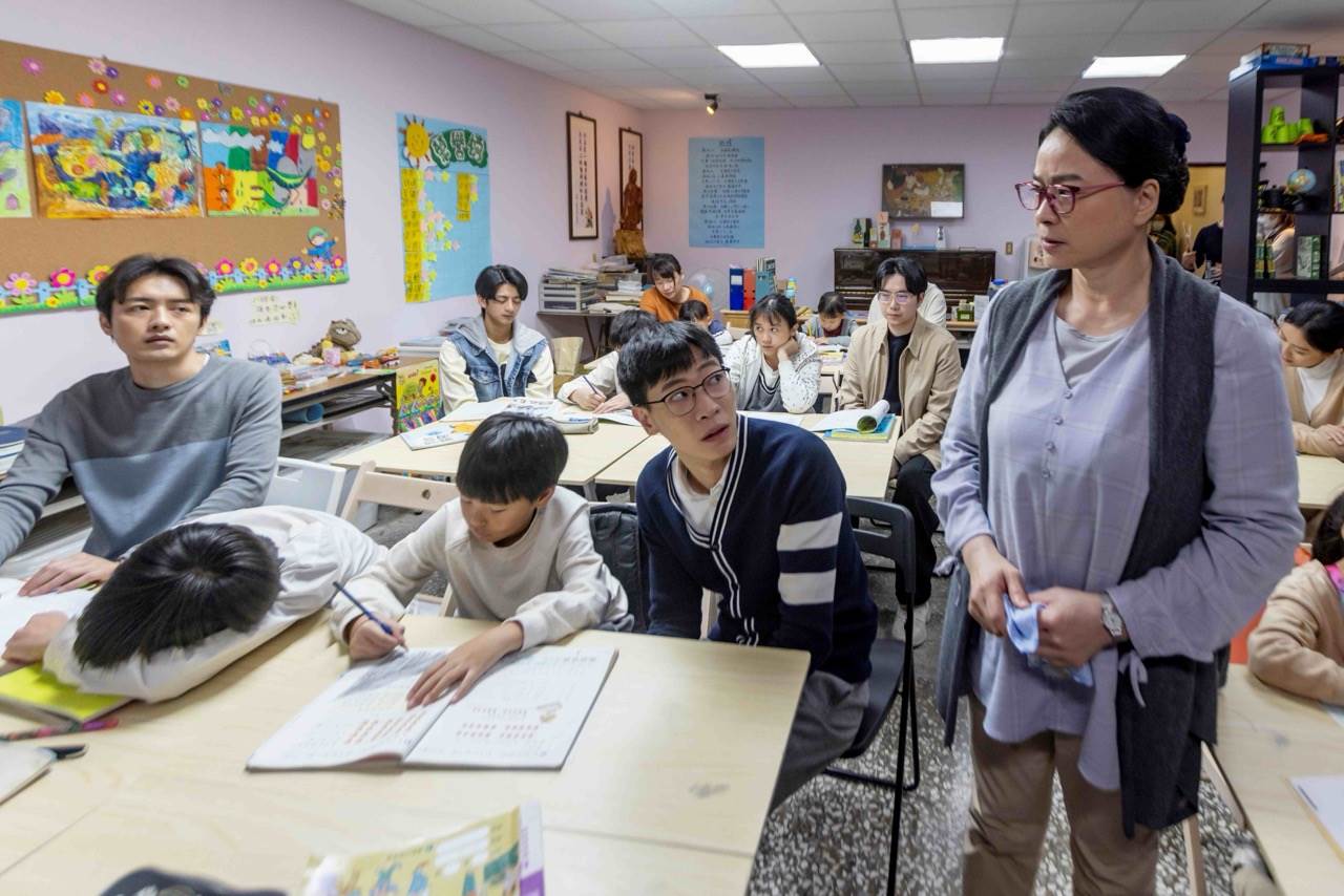 李國強(左)在大愛劇《接住流星的人》與金馬影后陸小芬(右)有精彩對戲。(圖／大愛電視台提供)