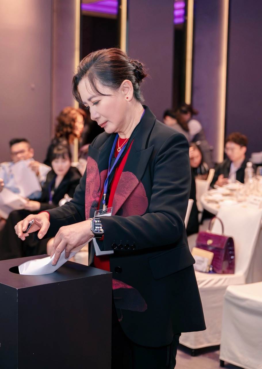 金鐘影帝陳亞蘭參與臺師大GF-EMBA校友會，為第二屆理監事選舉投下神聖一票。（圖／臺師大GF-EMBA提供）