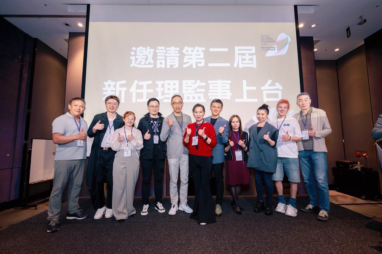 金鐘影帝陳亞蘭與臺師大GF-EMBA第二屆校友會理監事合影。（圖／臺師大GF-EMBA提供）