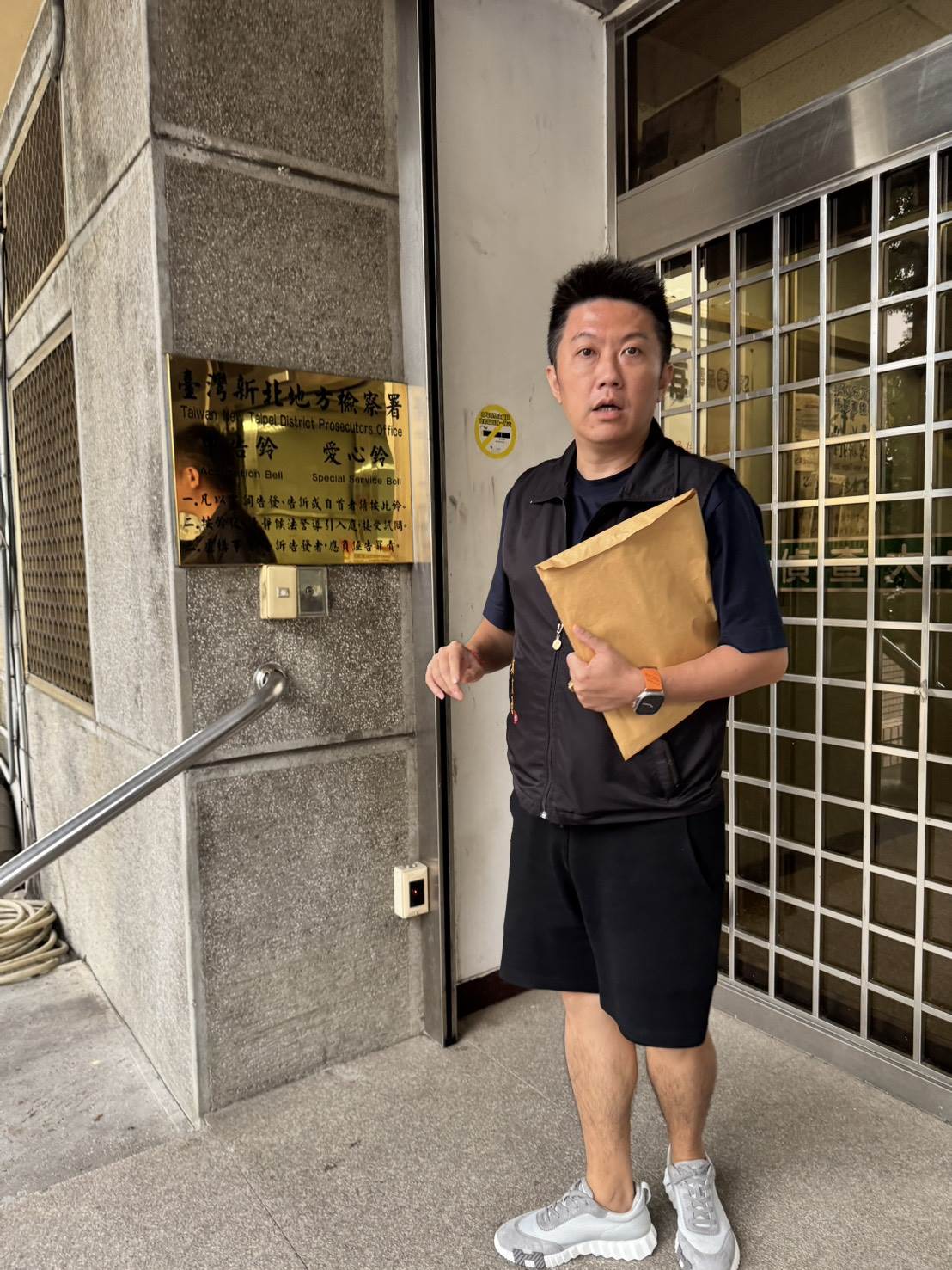 賓賓哥現身新北地檢署提告圤智雨。（圖／記者沈芳宇攝）