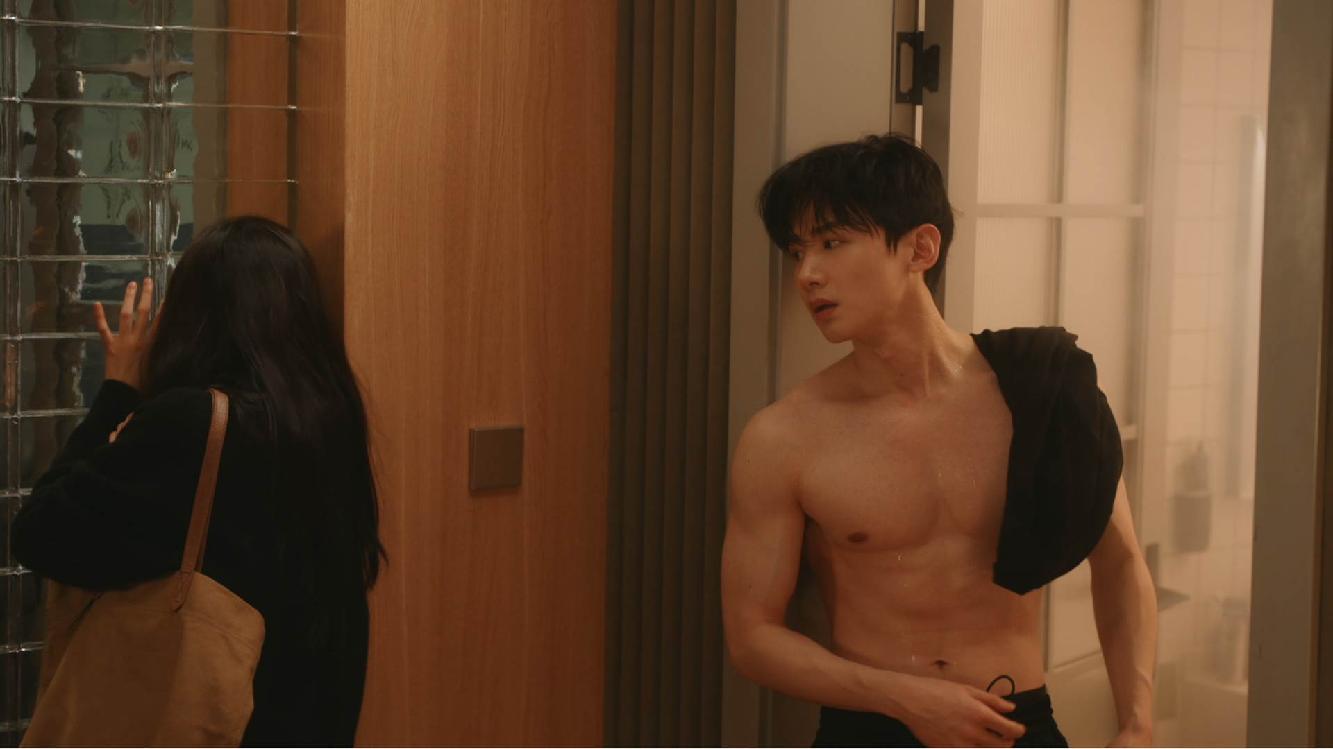 白敬亭《難哄》裸上身被章若楠撞見。（圖／中天娛樂台提供）