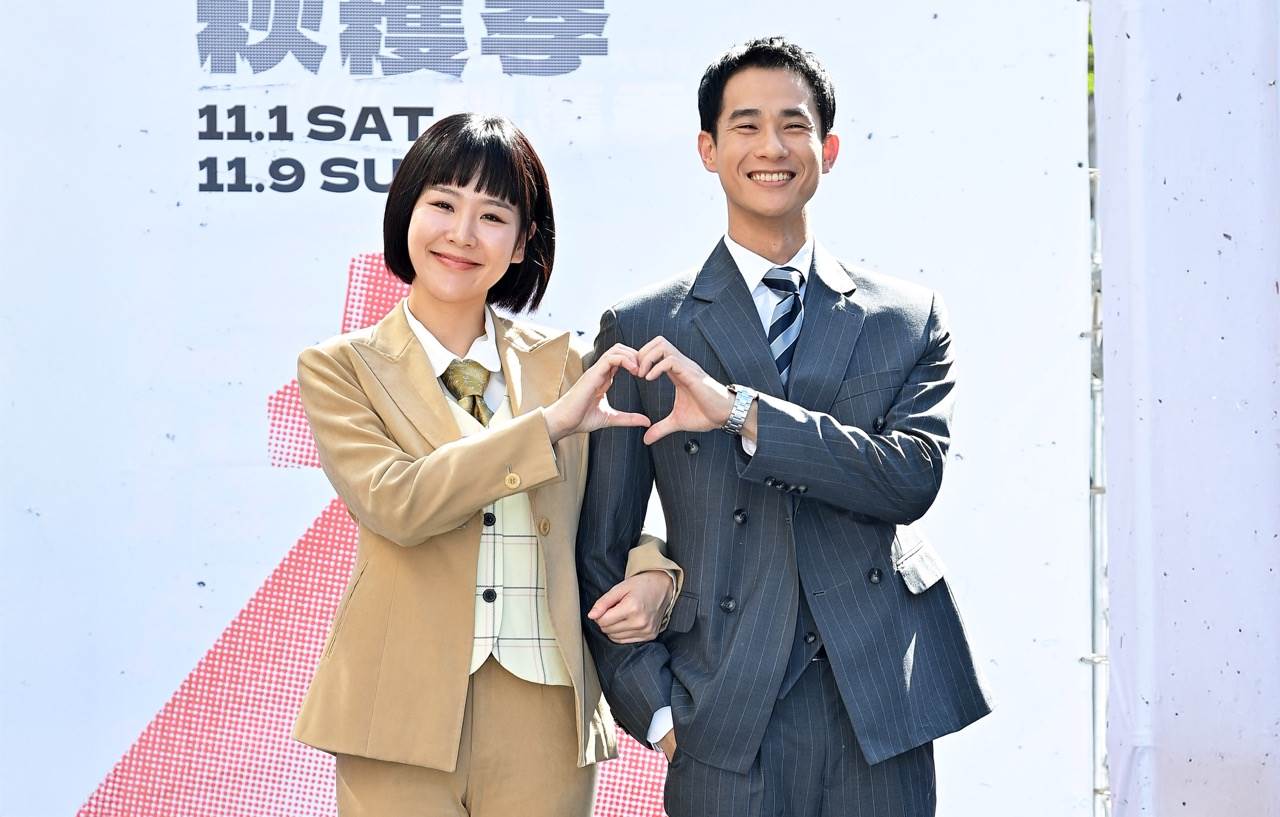 何宜珊(左)和盧彥澤劇中感情甜蜜，在舞台上也大方放送甜蜜氛圍。（圖／台視提供）