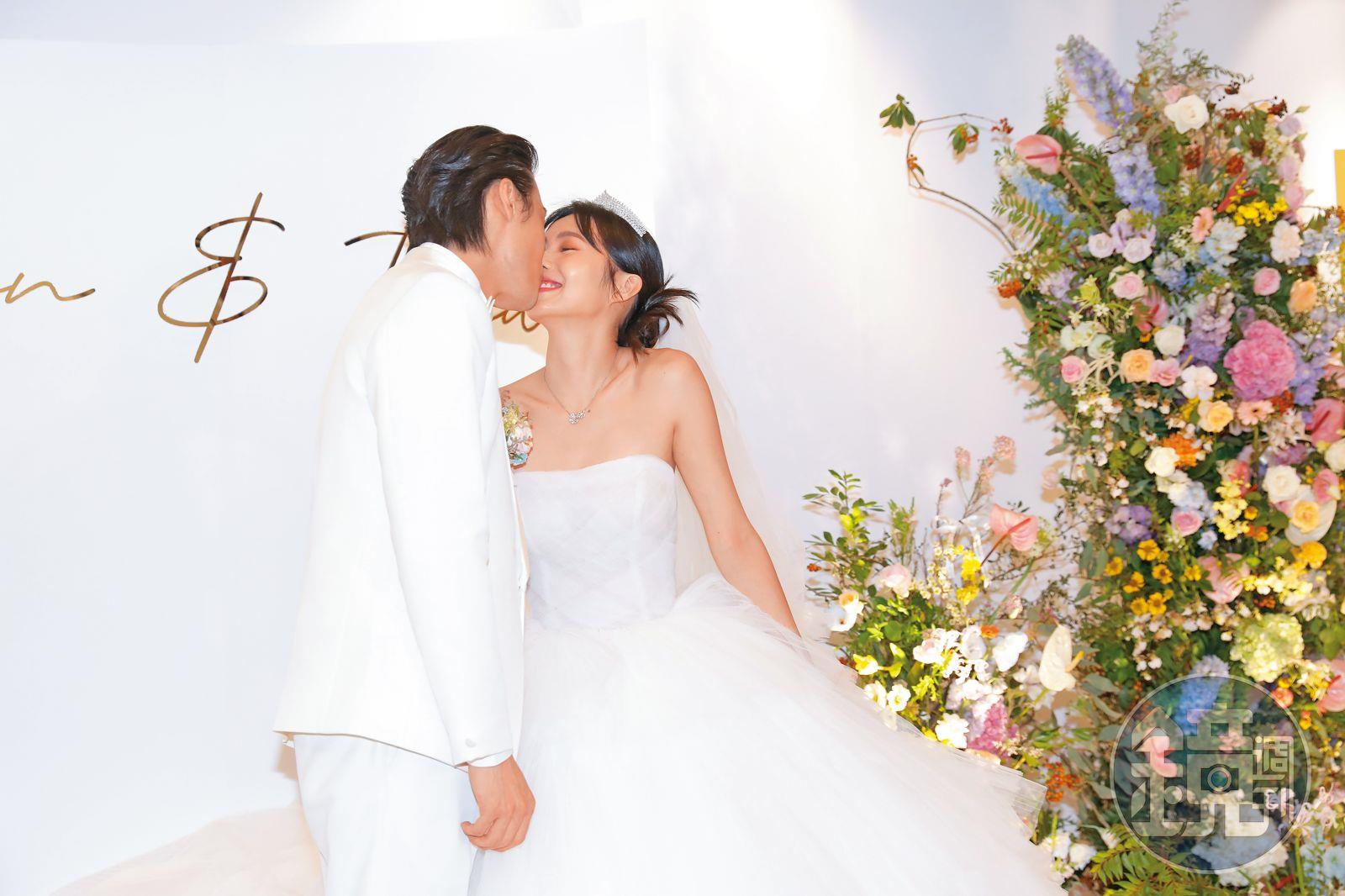 簡廷芮（右）2023年和小開賴冠儒（左）舉辦盛大婚禮，眾多演藝圈友人都出席。（圖／鏡週刊）