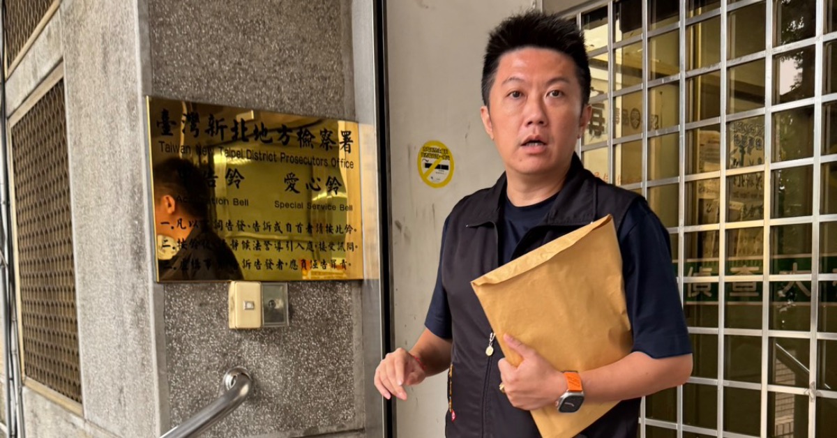 賓賓哥10日赴新北地方法院正式遞狀提告。（圖／記者沈芳宇攝）