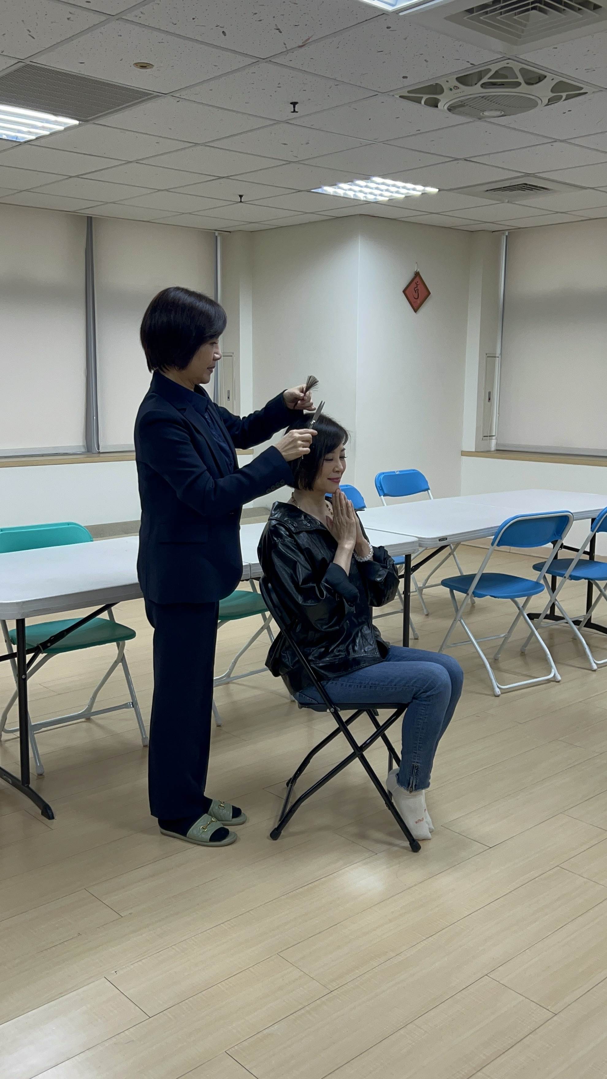 唐美雲為方馨剪下第一刀。（圖／記者陳怡伶攝）