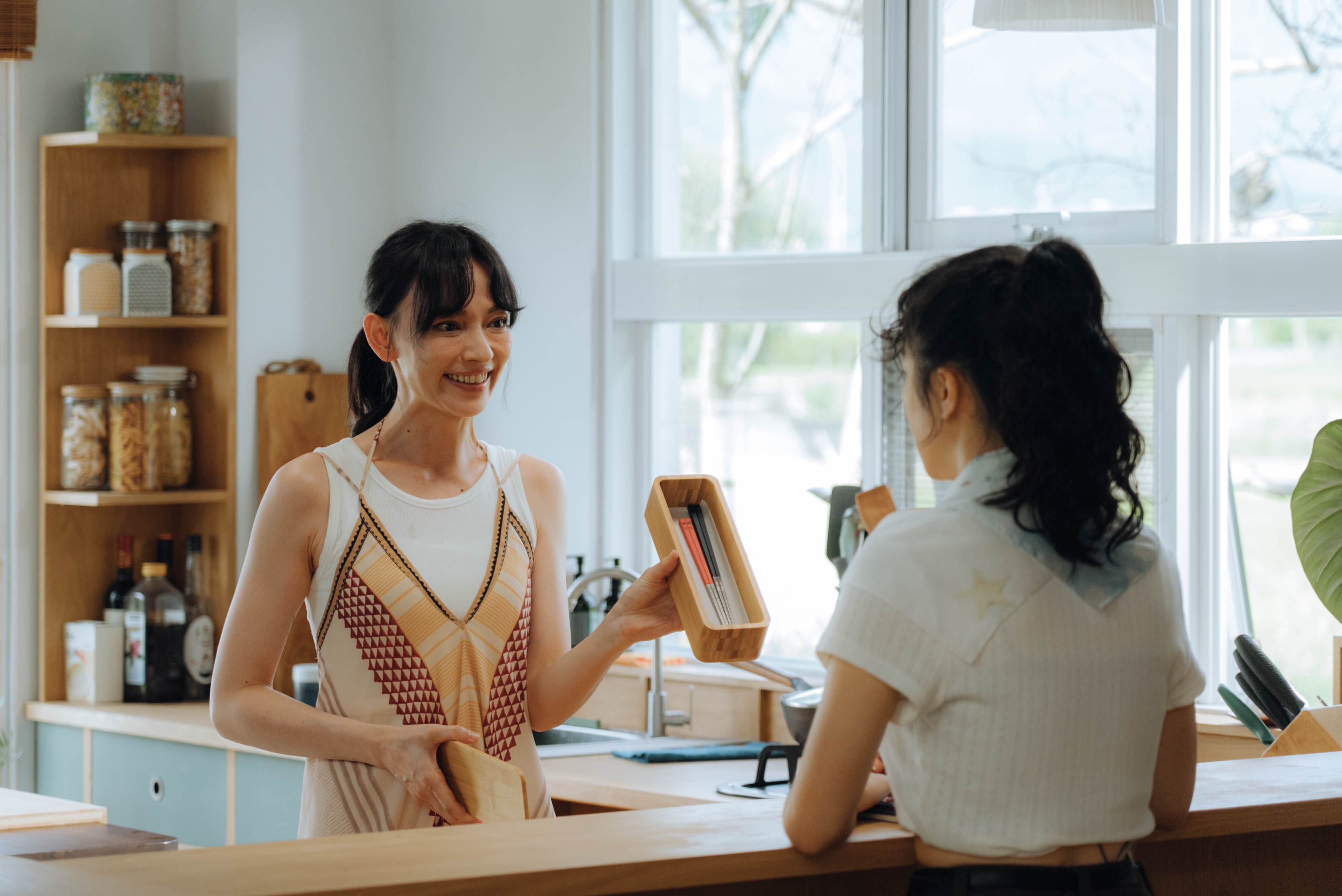 《就算一個人也可以好好的吃飯2》姚以緹（左）不自覺和李玲葦分享起與前男友胡宇威的過往習慣。（圖／公視+提供）