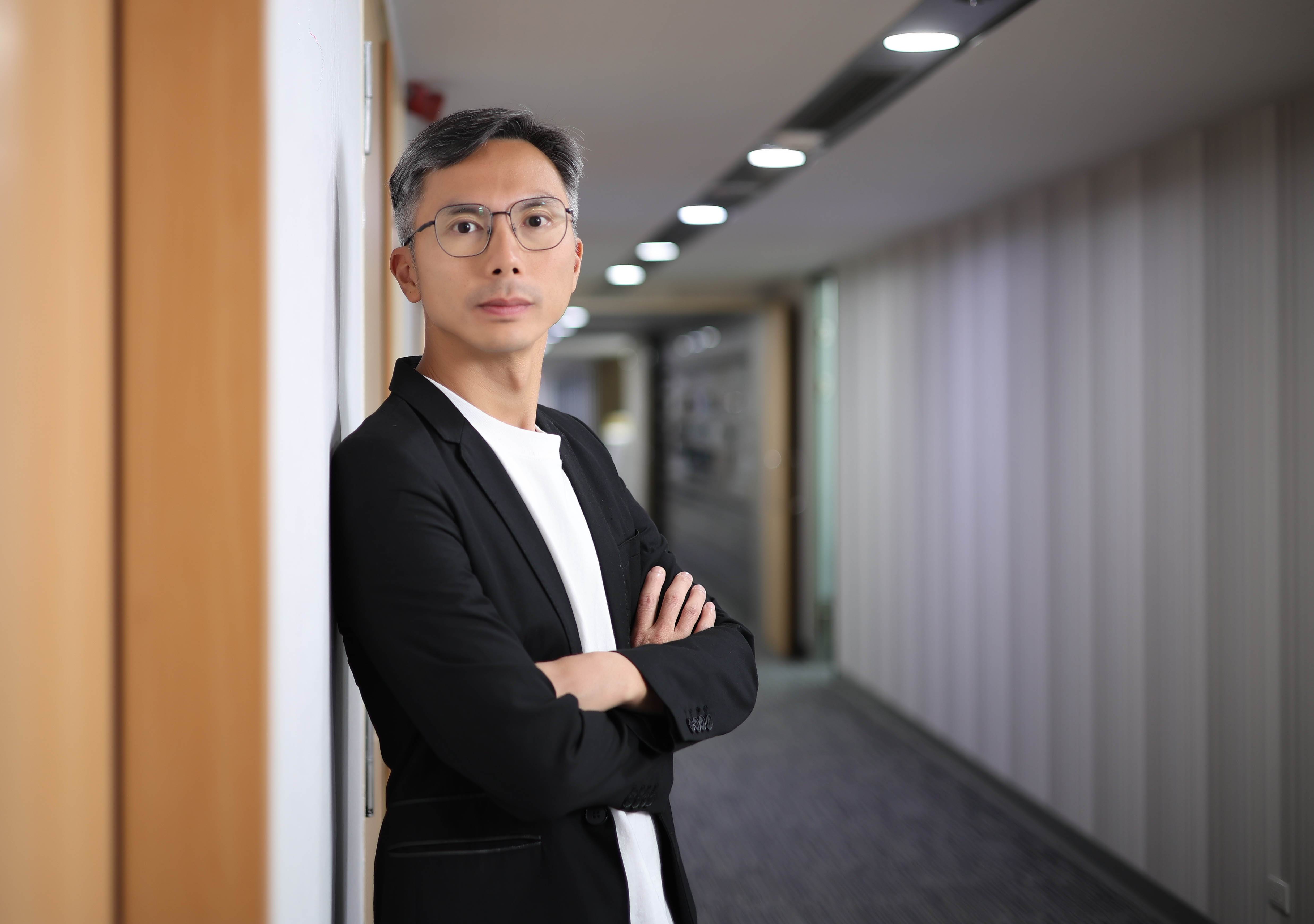 周冠威與兒子感情極佳，家庭間可以大方談論任何議題。（圖／東森娛樂）