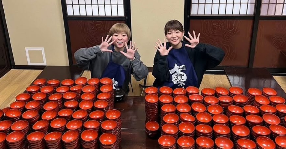 日本知名大胃王雙胞胎小野姊妹花表示罹患憂鬱症、胃病而停止活動。（圖／翻攝自IG@harapeko__ako）