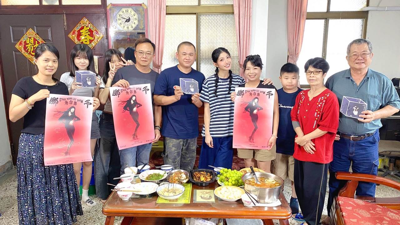 李千娜(右5)拜訪家住在台南市楠西的英瑛一家人。（圖／公共電視提供）