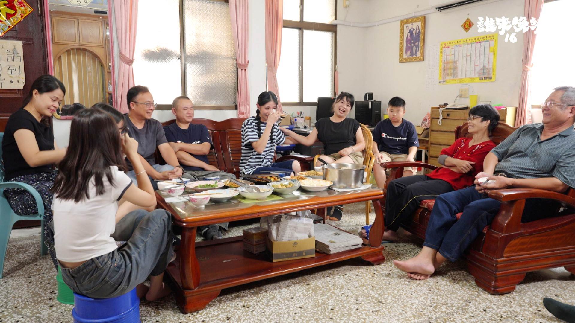 李千娜(中)談起曾是<a href='https://star.ebc.net.tw/search/tags/921/' target='_blank'>921</a>地震災民經歷忍不住鼻酸。（圖／公共電視提供）
