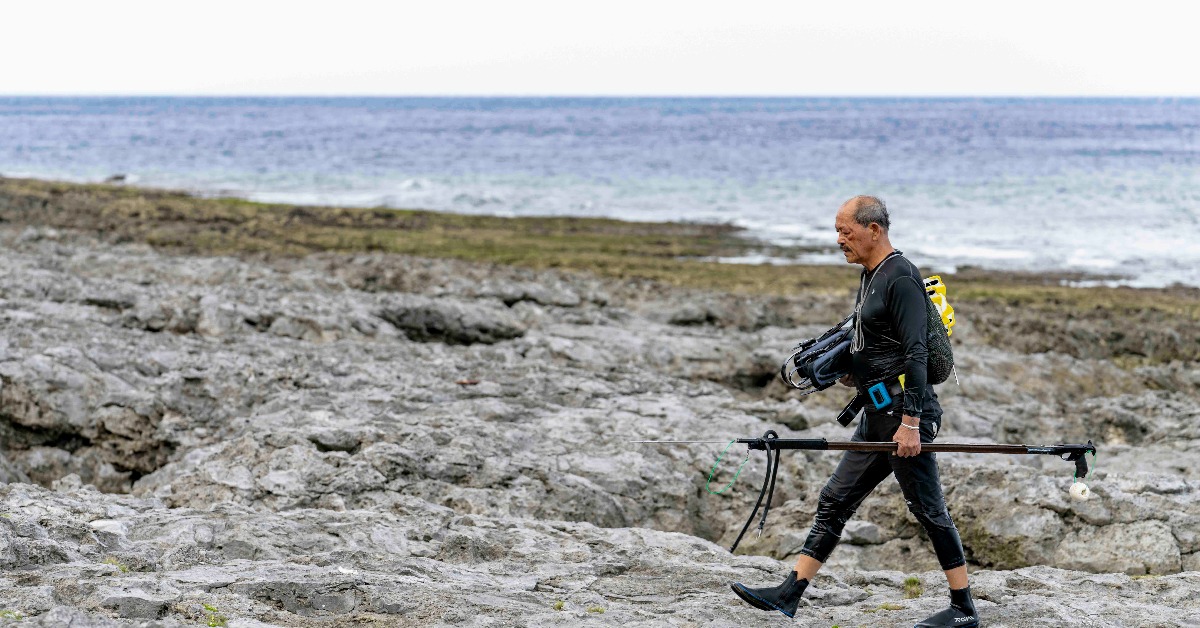 文學紀錄片《大海浮夢》以夏曼・藍波安為主角 是「他們在島嶼寫作」系列最新力作。（圖／目宿媒體提供）