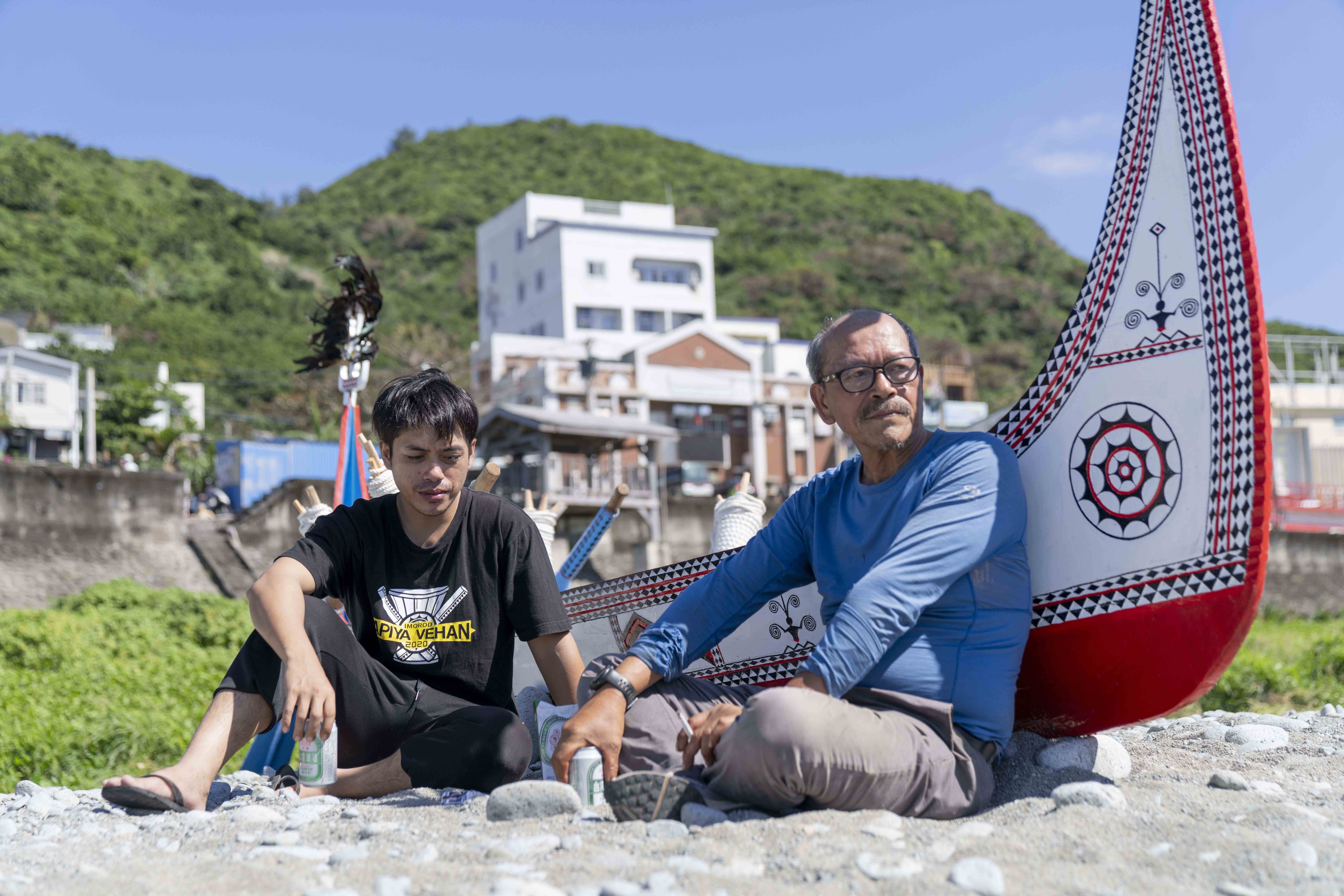 《大海浮夢》紀錄夏曼・藍波安與兒子歷經517天潛水、伐木、造舟與出海的壯闊旅程。（圖／目宿媒體提供）