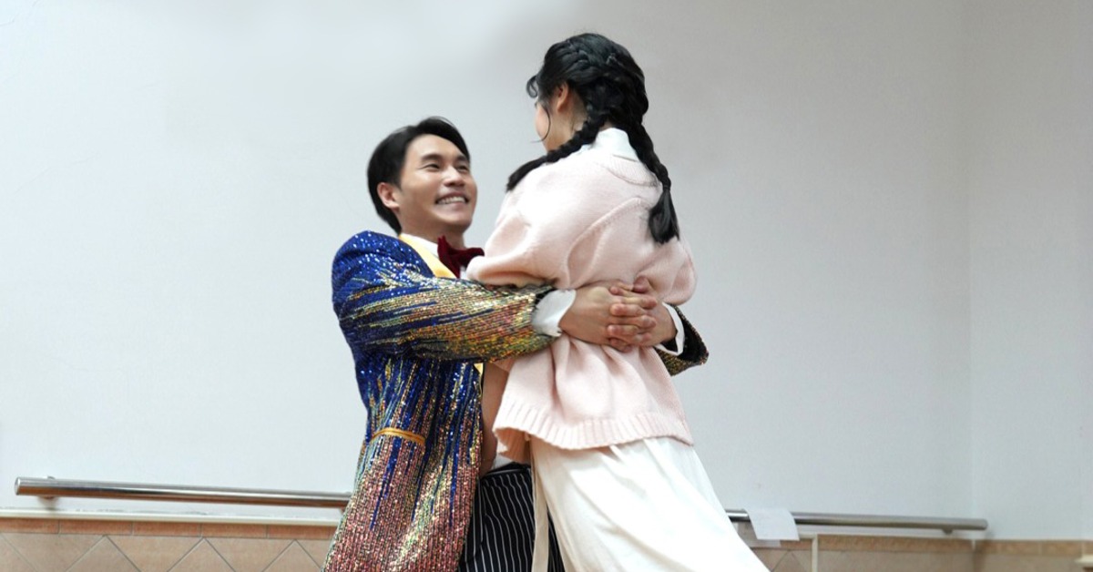 周定緯與那祈在《一村喜事：康樂隊來了》有精彩浪漫的雙人舞。（圖／金星文創提供）