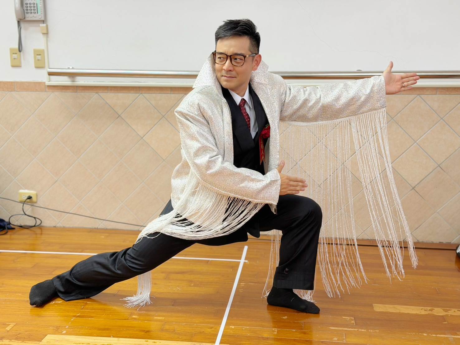 岑永康在《一村喜事：康樂隊來了》飾演村長。（圖／金星文創提供）