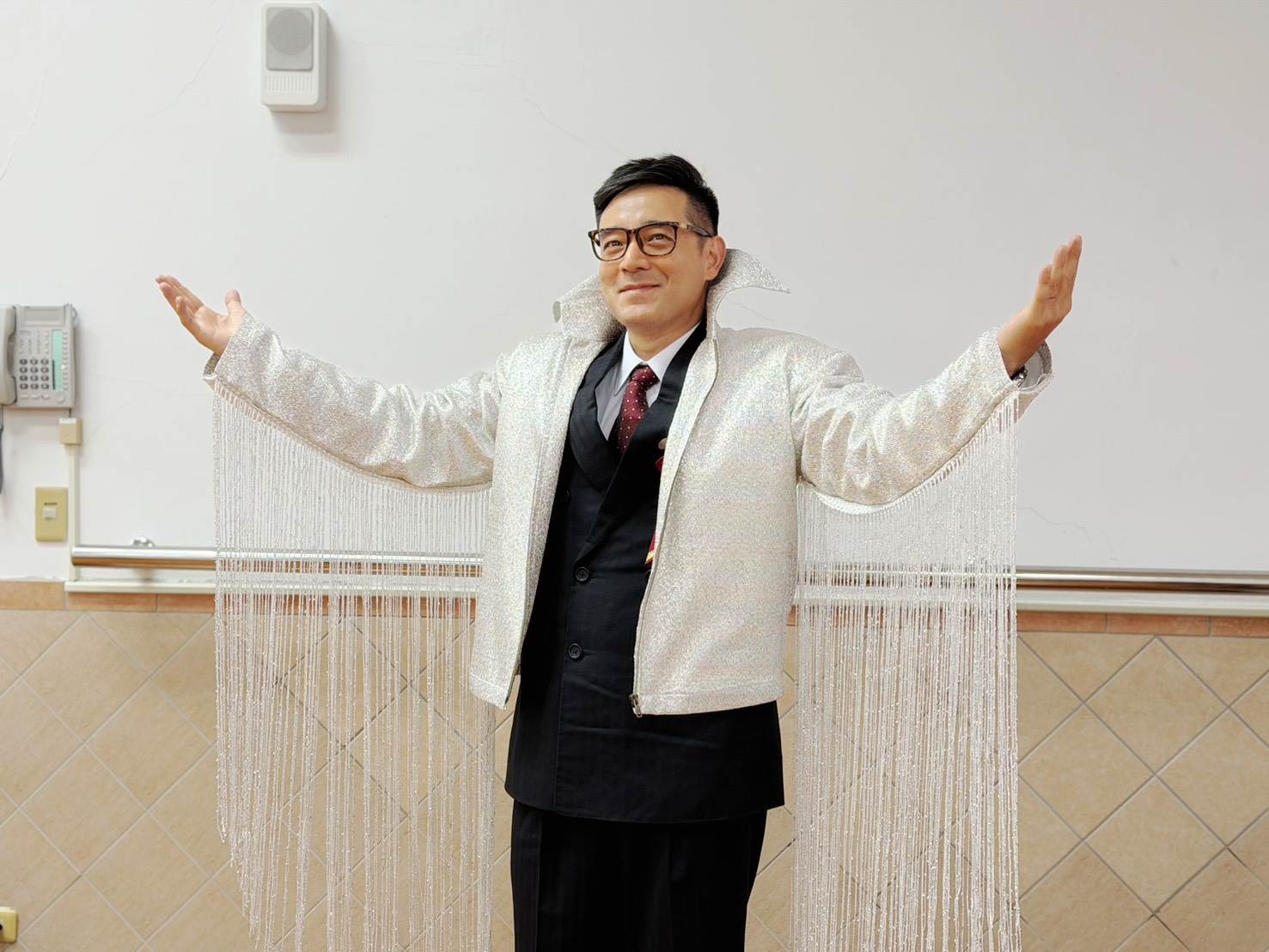 岑永康換上搖滾歌王造型，大呼過癮。（圖／金星文創提供）