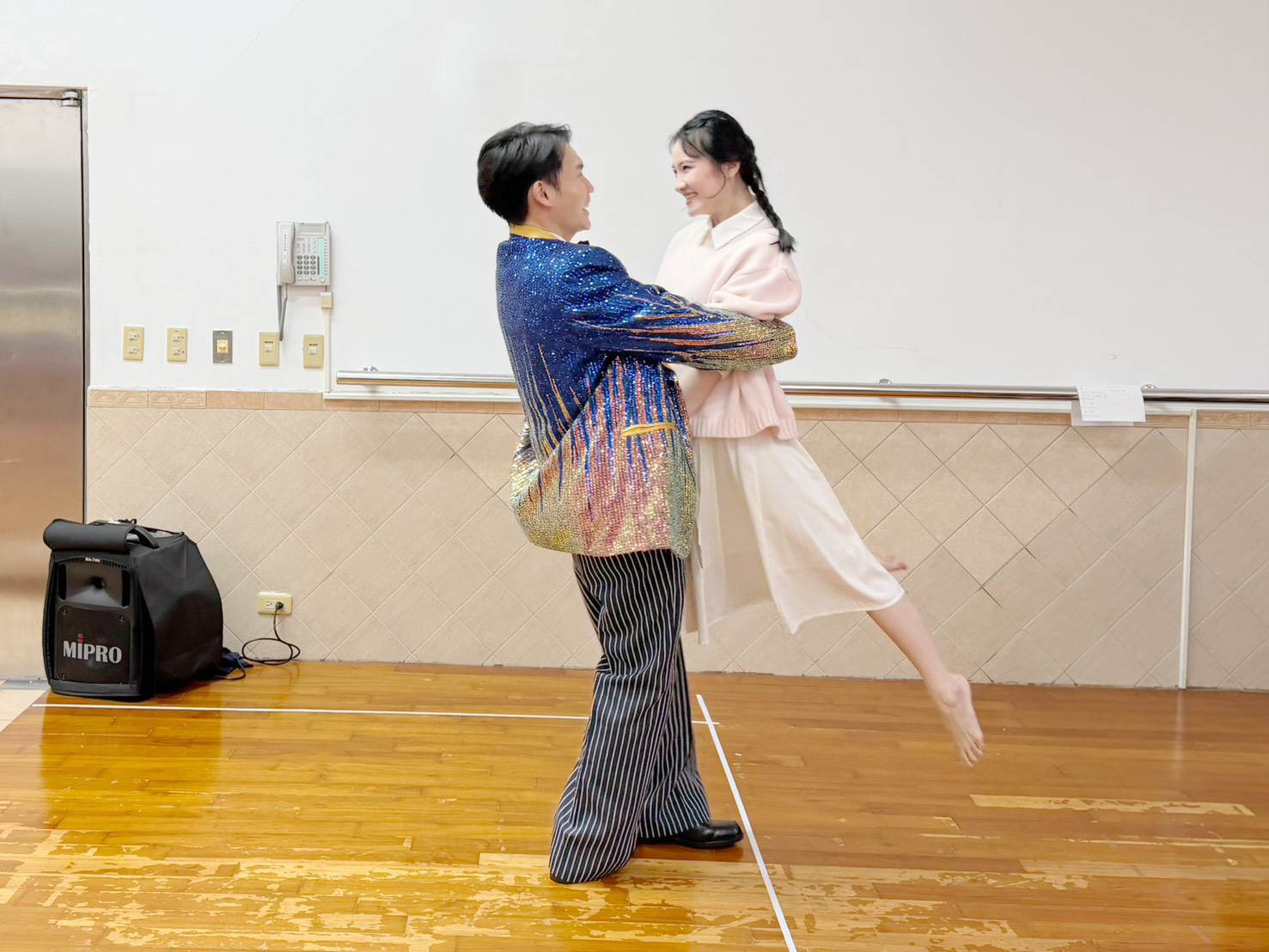 周定緯與那祈浪漫的雙人舞難度超高。（圖／金星文創提供）